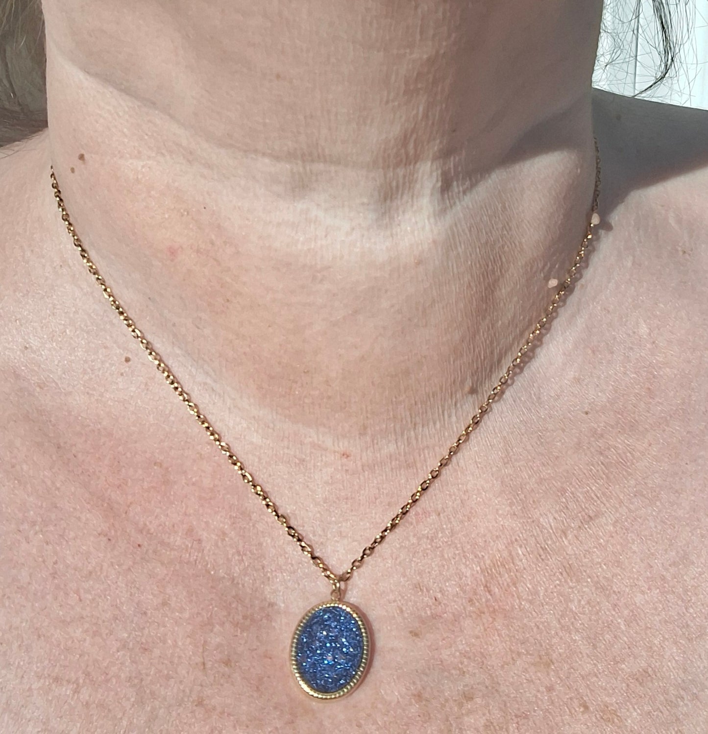 Collier chaîne dorée acier inoxydable stainless steel 316 et pendentif stainless steel 316 poli,email coloré bleu et paillettes