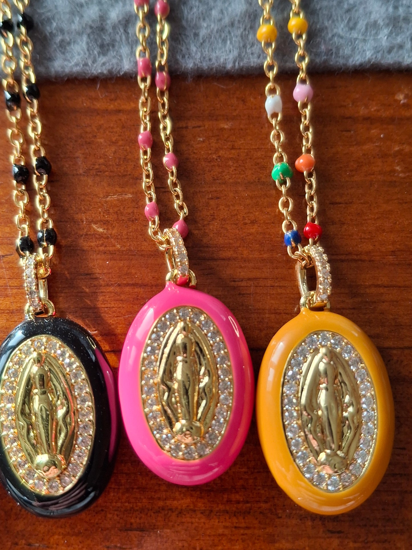 Collier chaîne acier inoxydable stainless steel grande médaille madone en email coloré