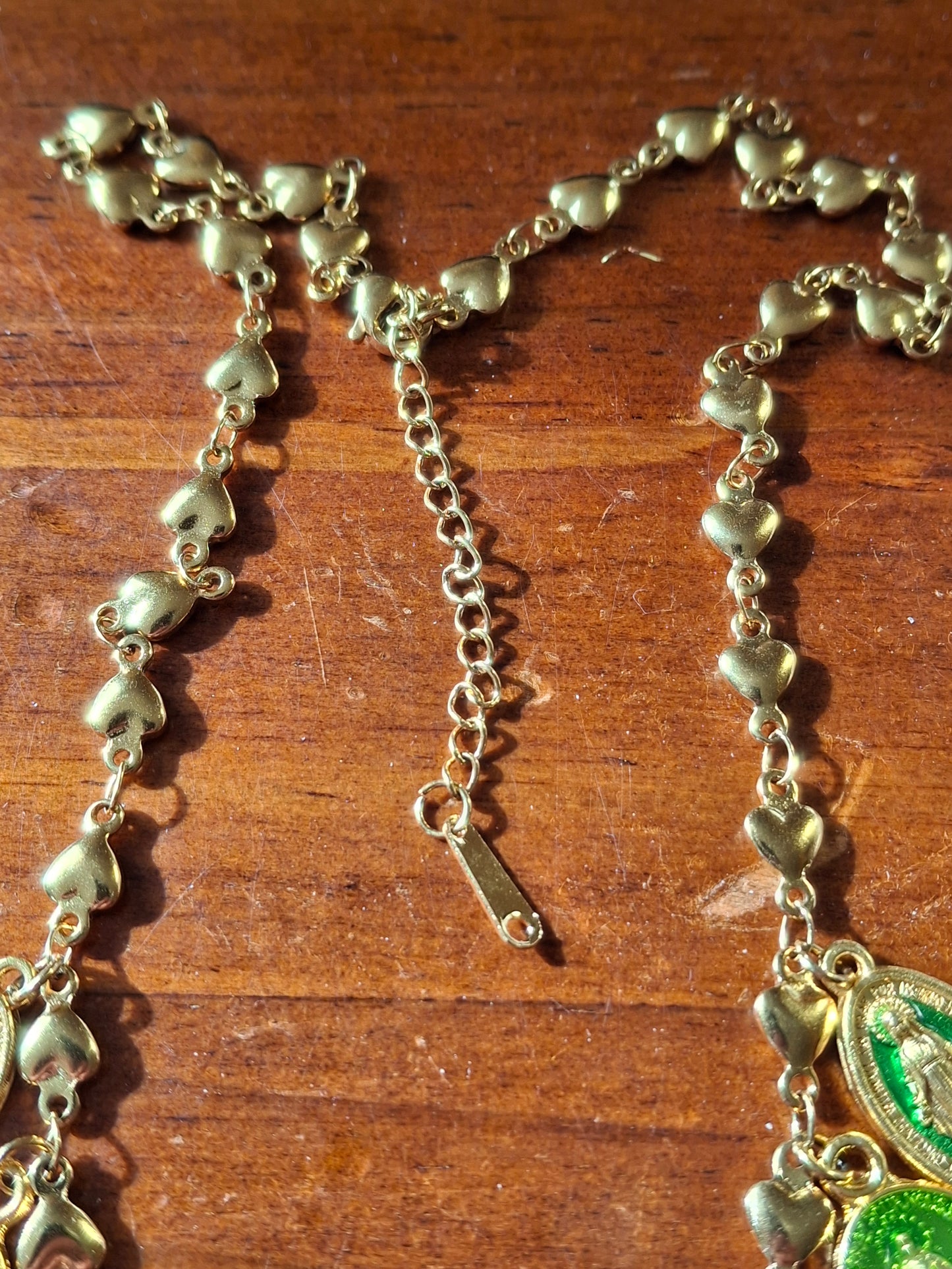 Collier chaîne dorée acier inoxydable stainless steel motif fleur breloques madone handmade réglable