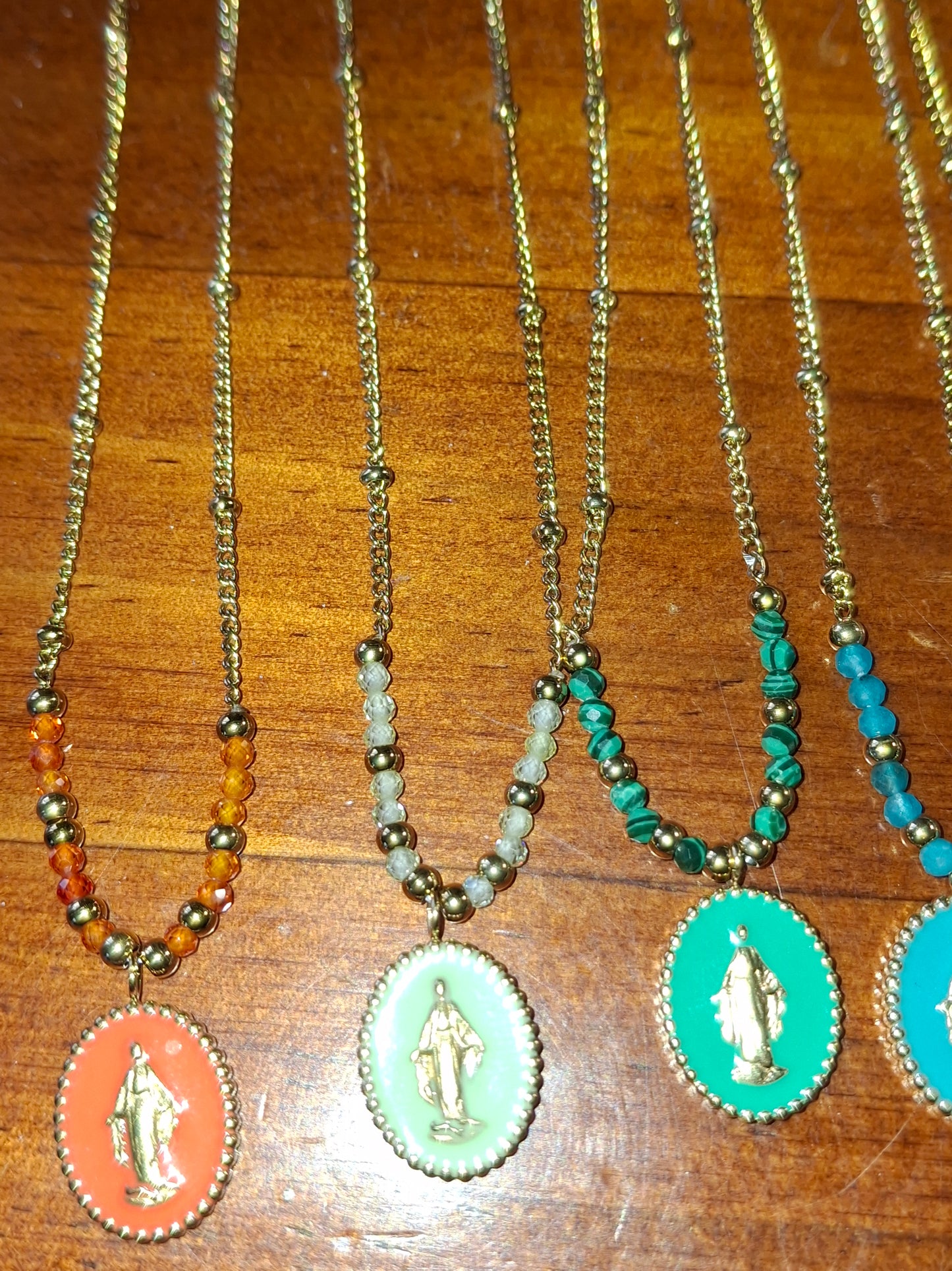 Collier chaîne dorée acier inoxydable stainless steel 316 ,perles, madone stainless steel 316 et email coloré plaqué or réglable ajustable