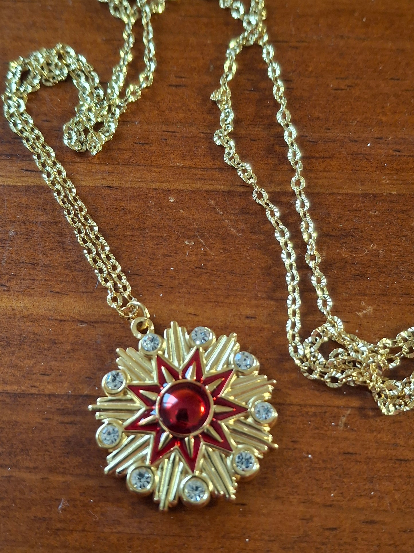 Collier chaîne dorée acier inoxydable stainless steel 316 et pendentif stainless steel 316 poli motif étoile email rouge serti zirconium