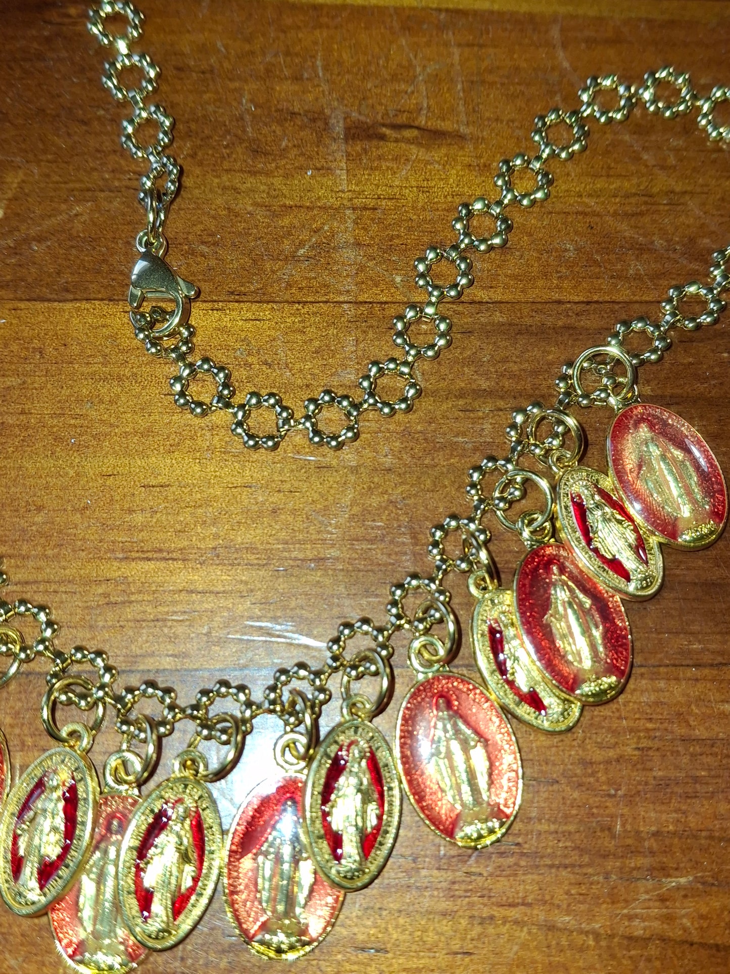 Collier chaîne dorée acier inoxydable stainless steel et breloques madone handmade réglable ajustable