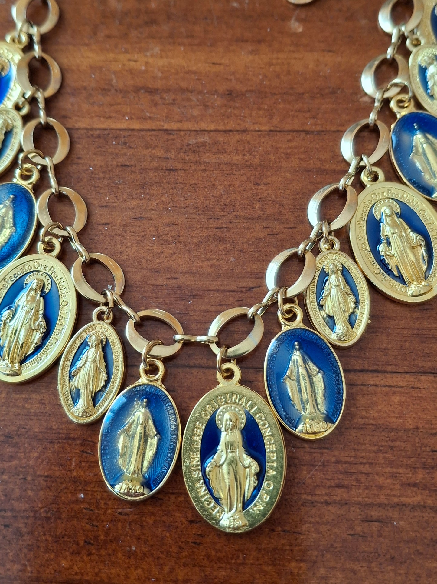 Collier chaîne dorée acier inoxydable stainless steel 316 et breloques madone handmade