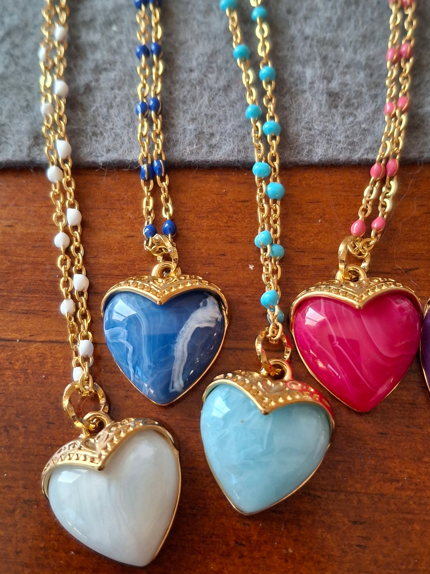 Collier chaîne dorée acier inoxydable stainless steel et perles en email coloré, grand cœur stainless steel 316 et résine colorée