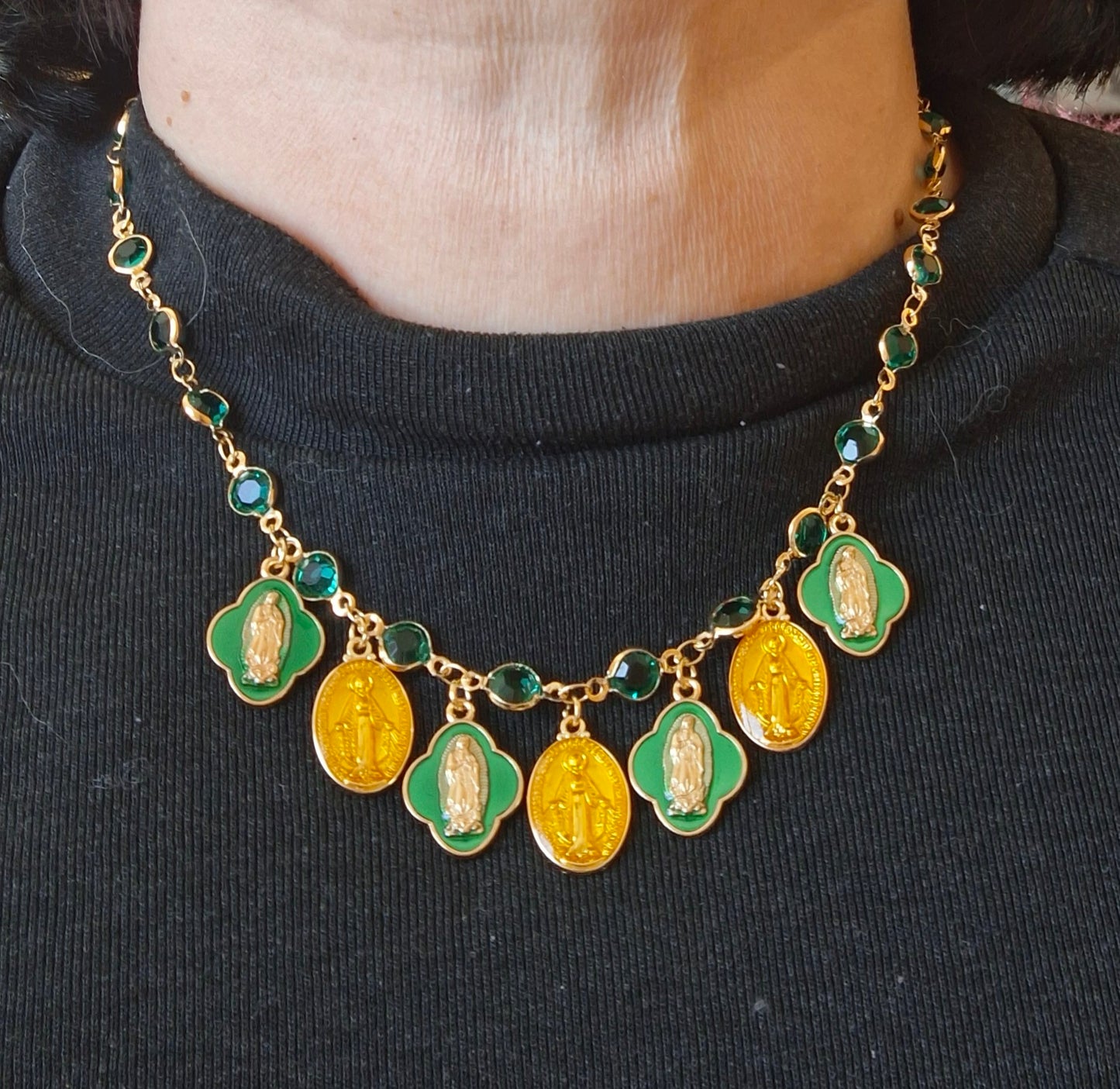 Collier chaîne dorée en cuivre et breloques madone handmade