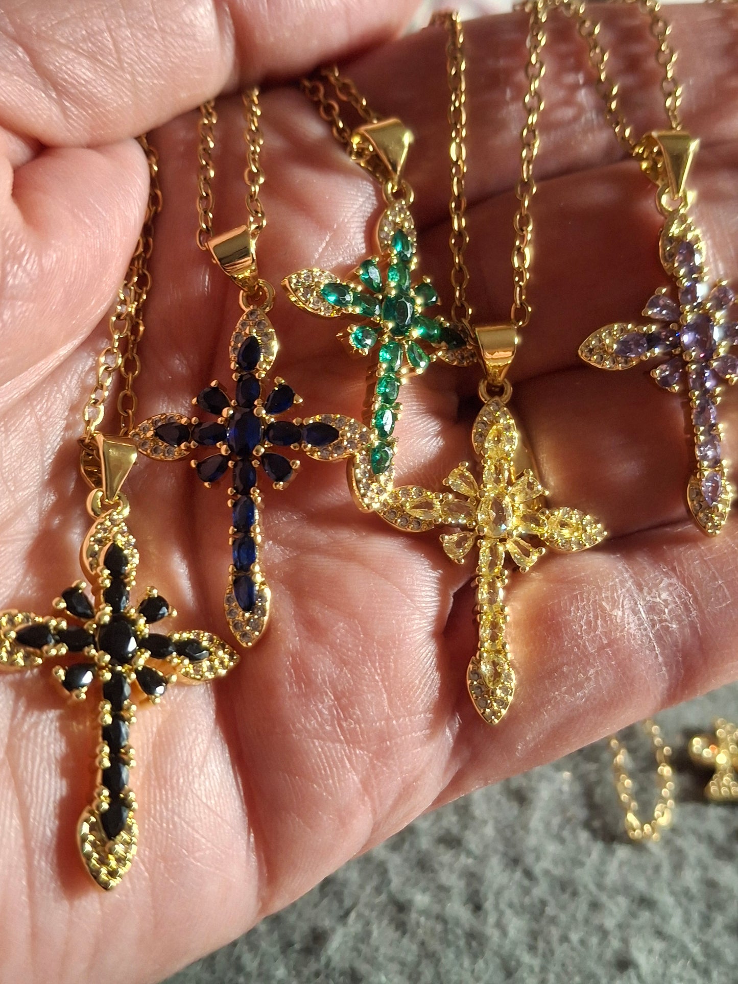 Halskette, vergoldete Edelstahlkette 316, barockes Kreuz, 18K vergoldet, Zirkonia- und AAA-Kristallbesatz