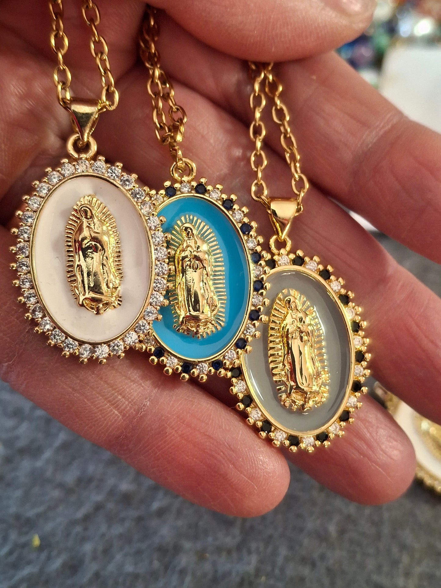 Collier chaîne dorée acier inoxydable stainless steel 316 et grande médaille madone vierge miraculeuse émaillée plaqué or 18K serti zirconium AAA austrian