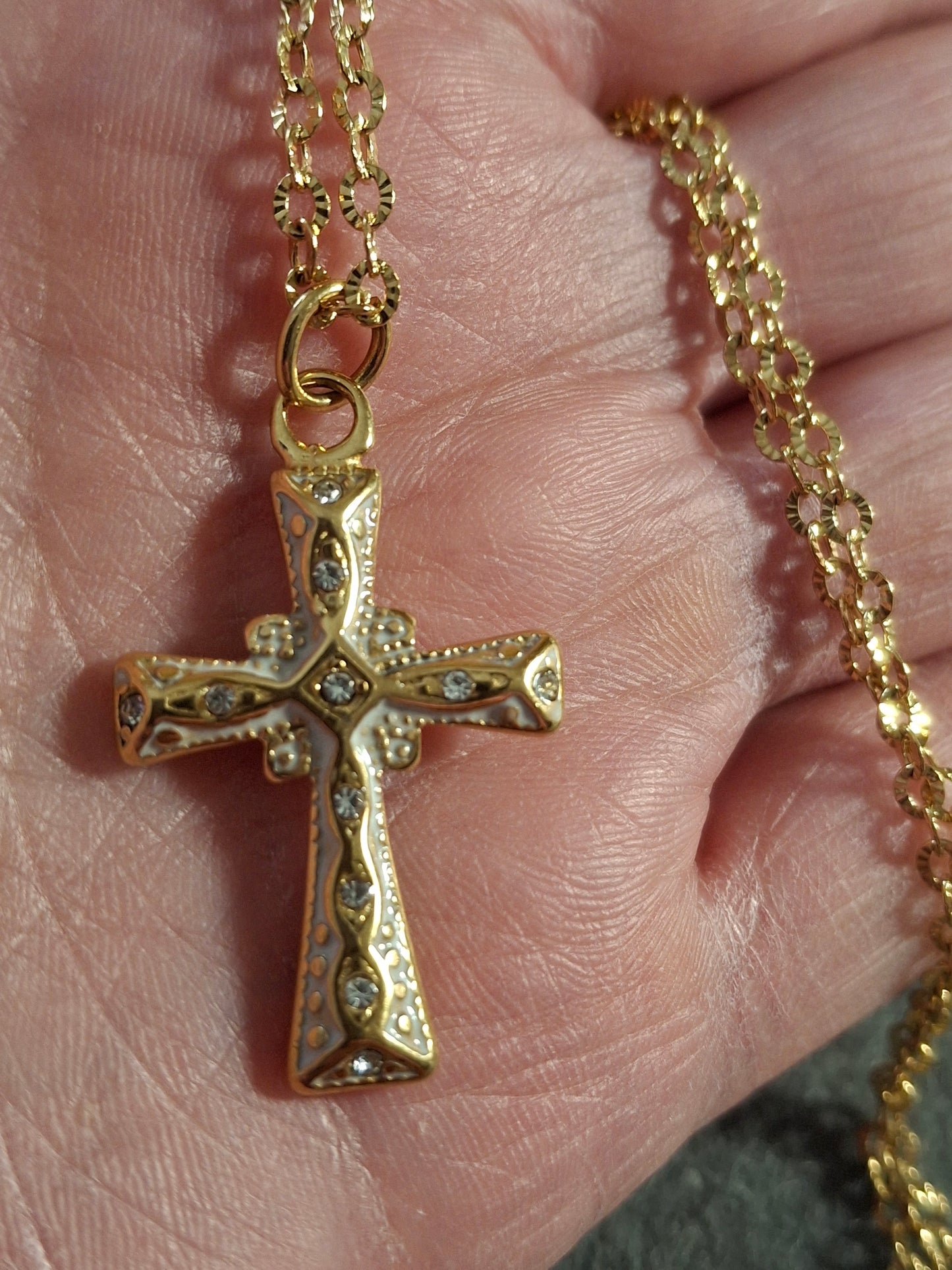 Collier chaîne dorée acier inoxydable stainless steel 316 pendentif croix stainless steel 316 email coloré blanc et zirconium