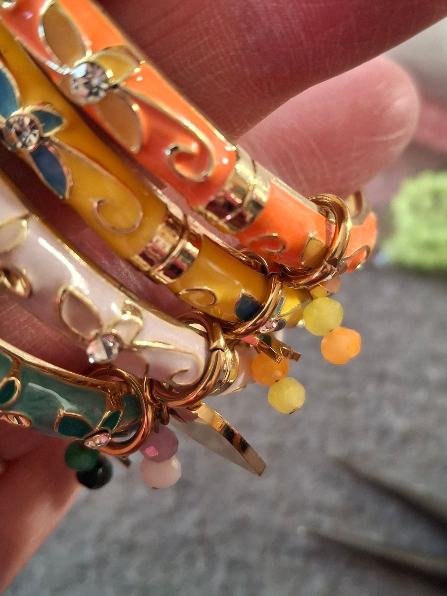 Joli jonc rigide à  ressort en email cloisonné serti zirconium plaqué or 18K