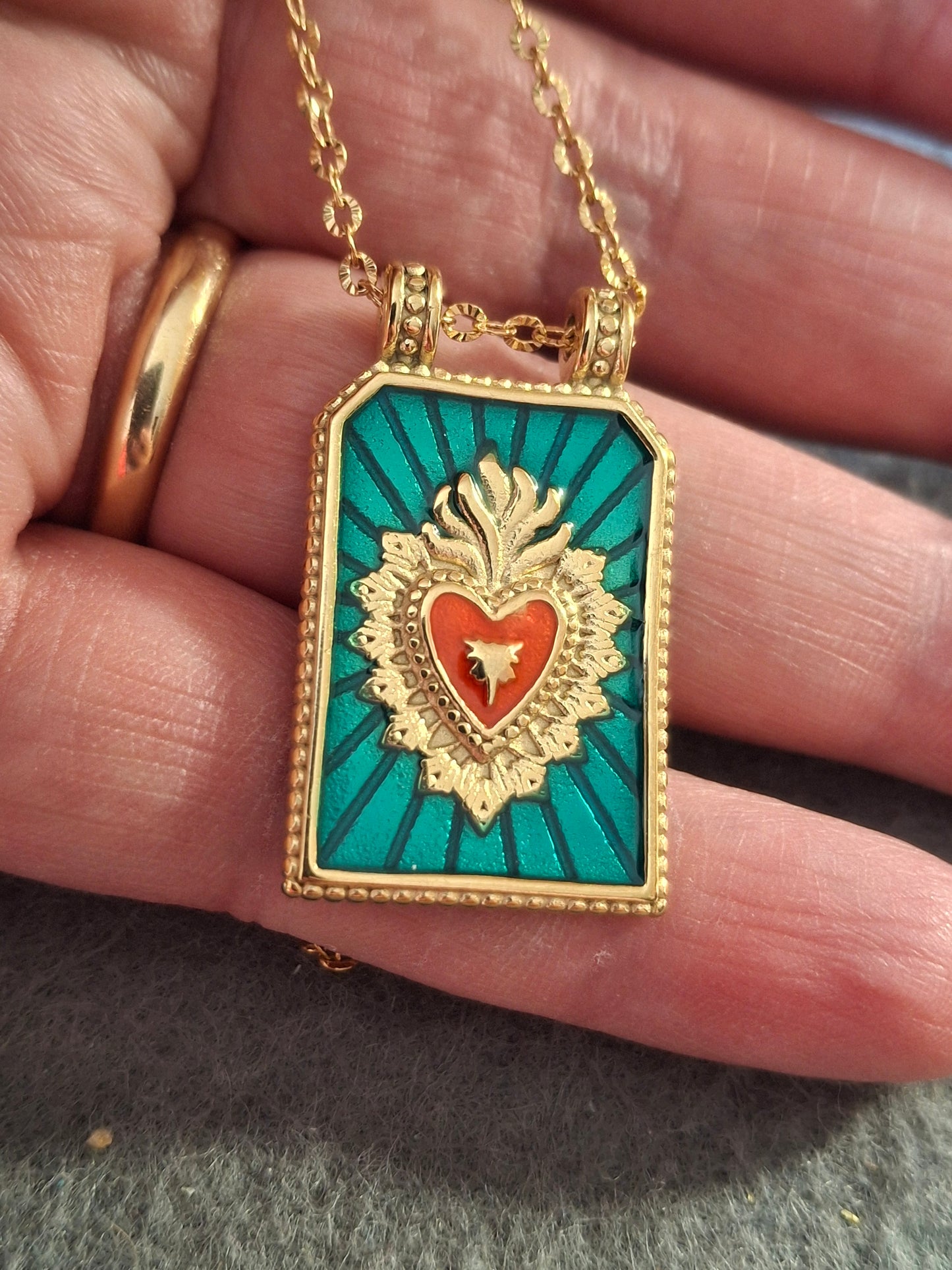 Collier chaîne dorée acier inoxydable stainless steel 316 et carte stainless steel 316 et email