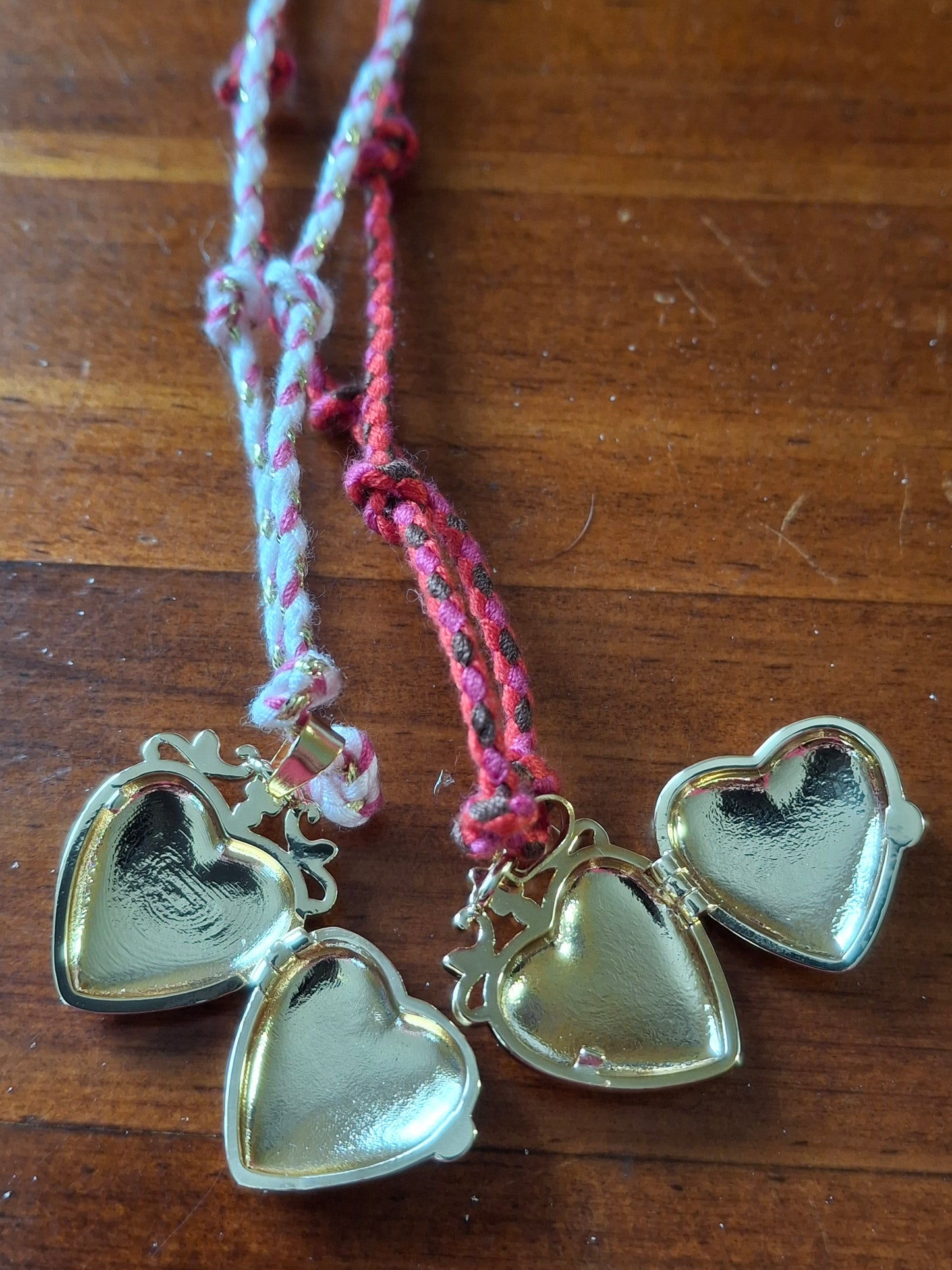 Handgefertigtes, verstellbares, geflochtenes Halsband mit Herzanhänger als Fotohalter.