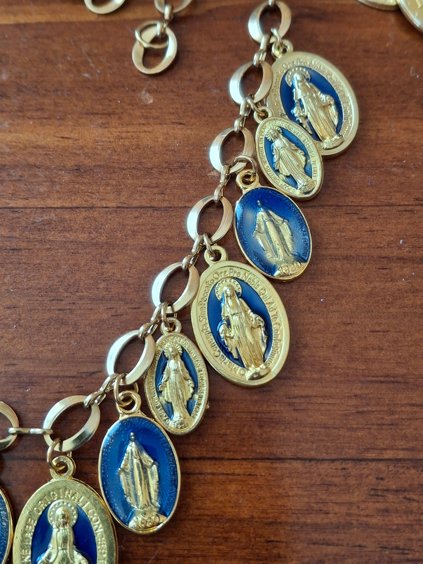 Collier chaîne dorée acier inoxydable stainless steel 316 et breloques madone handmade