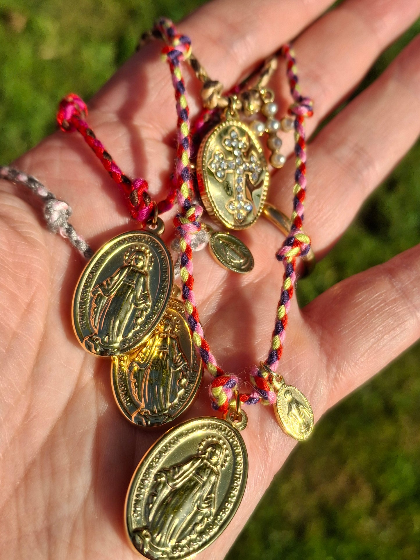 Handgefertigtes, verstellbares Halsband aus geflochtenem Kordel, Medaille mit Madonnenmotiv aus hochwertigem, poliertem Edelstahl 316.