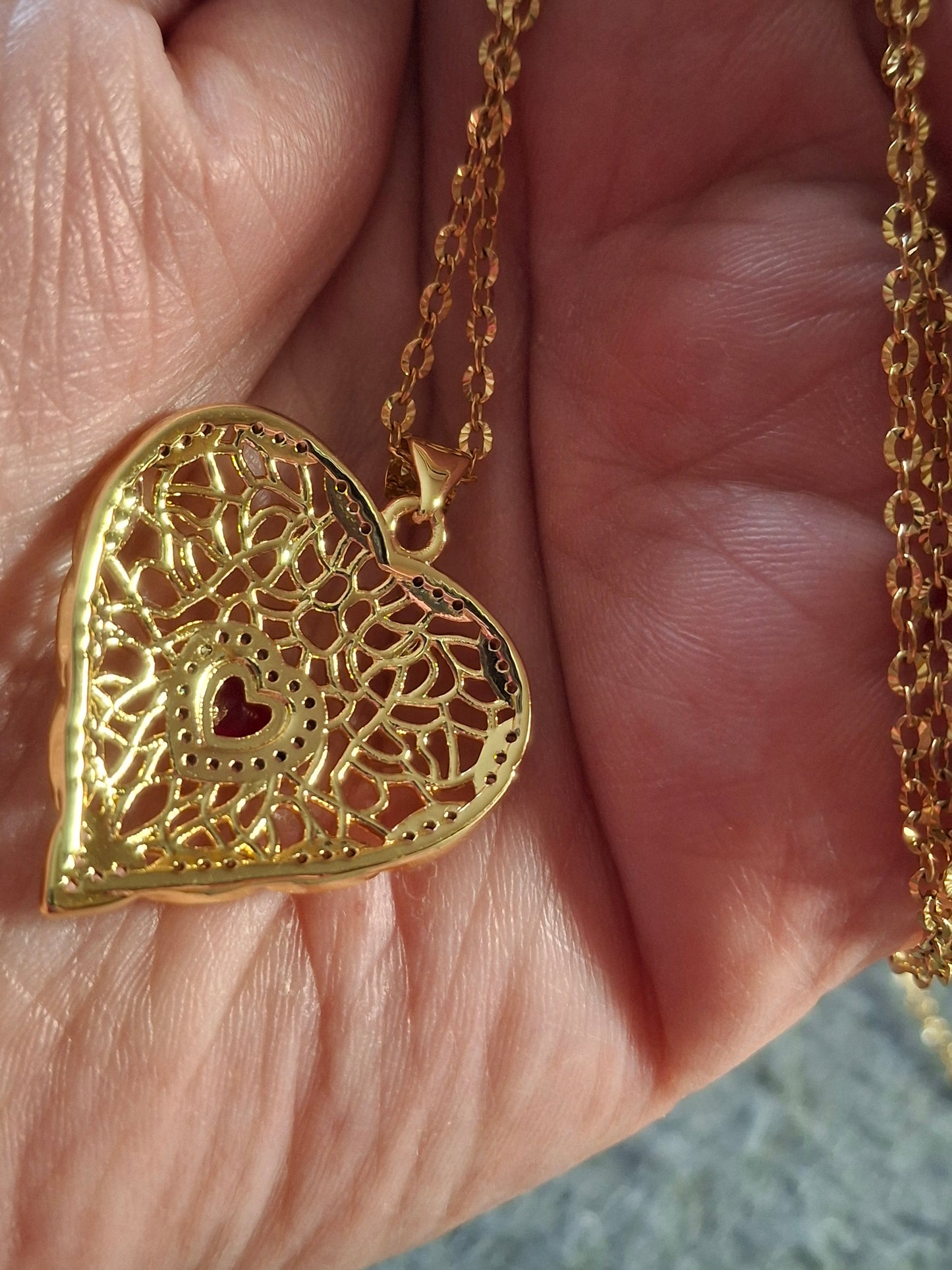 Collier chaîne dorée acier inoxydable stainless steel 316 pendentif coeur ajouré plaqué or 18K serti cristal et zirconium AAA austrian