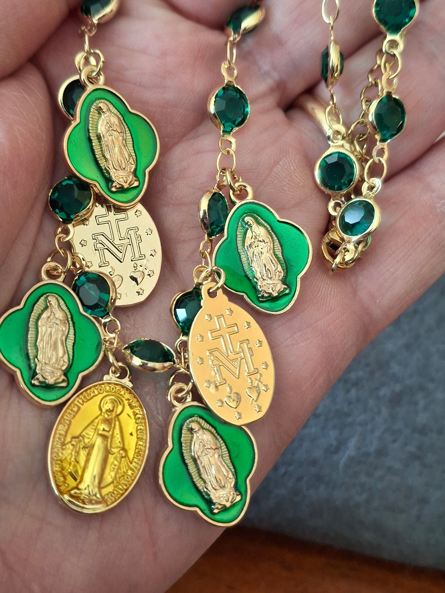 Collier chaîne dorée en cuivre et breloques madone handmade