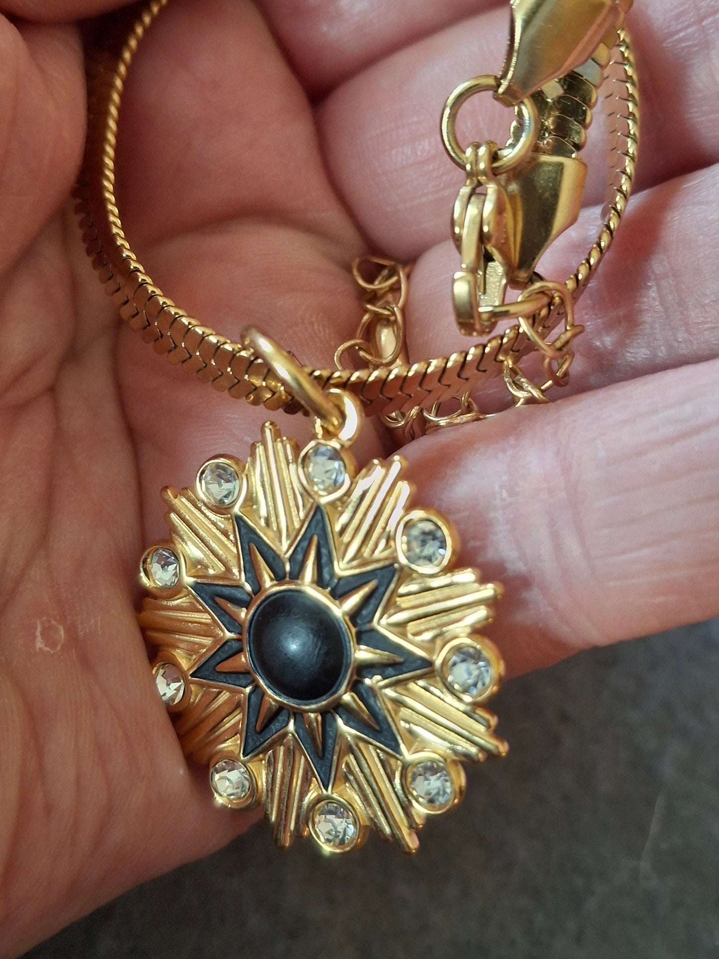 Beautiful necklace with a serpentine chain in 316 stainless steel and a large Polar Star pendant in 316 stainless steel.