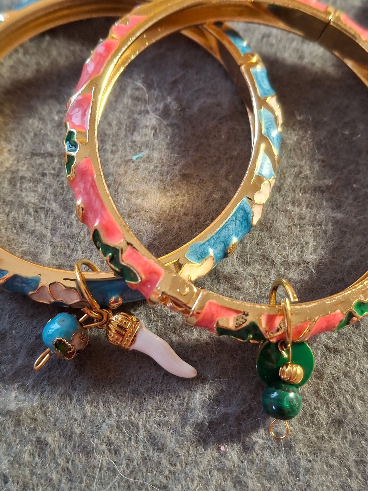 Bracelet jonc rigide email cloisonné et breloques