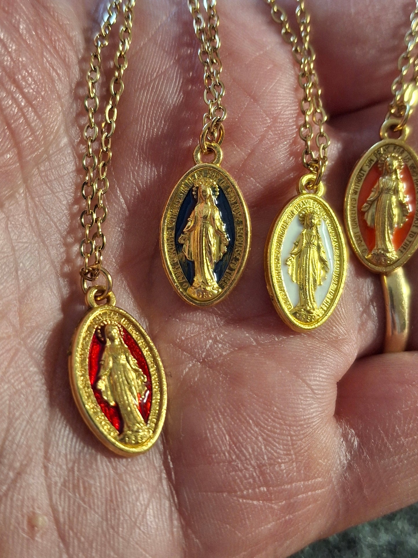 Collier chaîne dorée acier inoxydable stainless steel 316 madone cuivre plaqué or et email