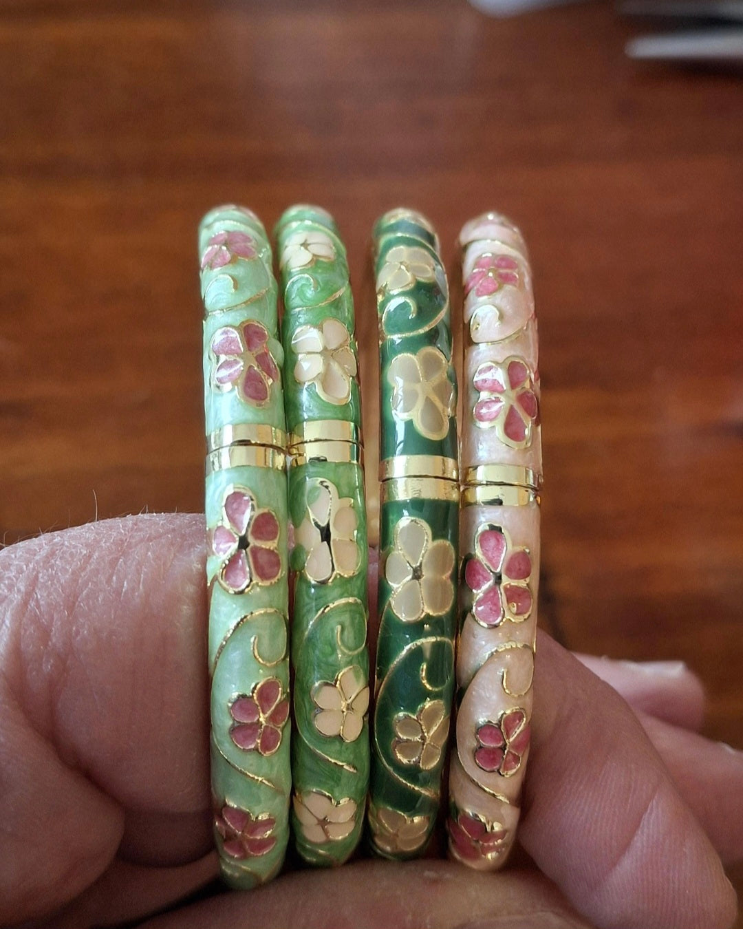 Bracelet jonc cloisonné email rigide style vintage plaqué or motif fleurs