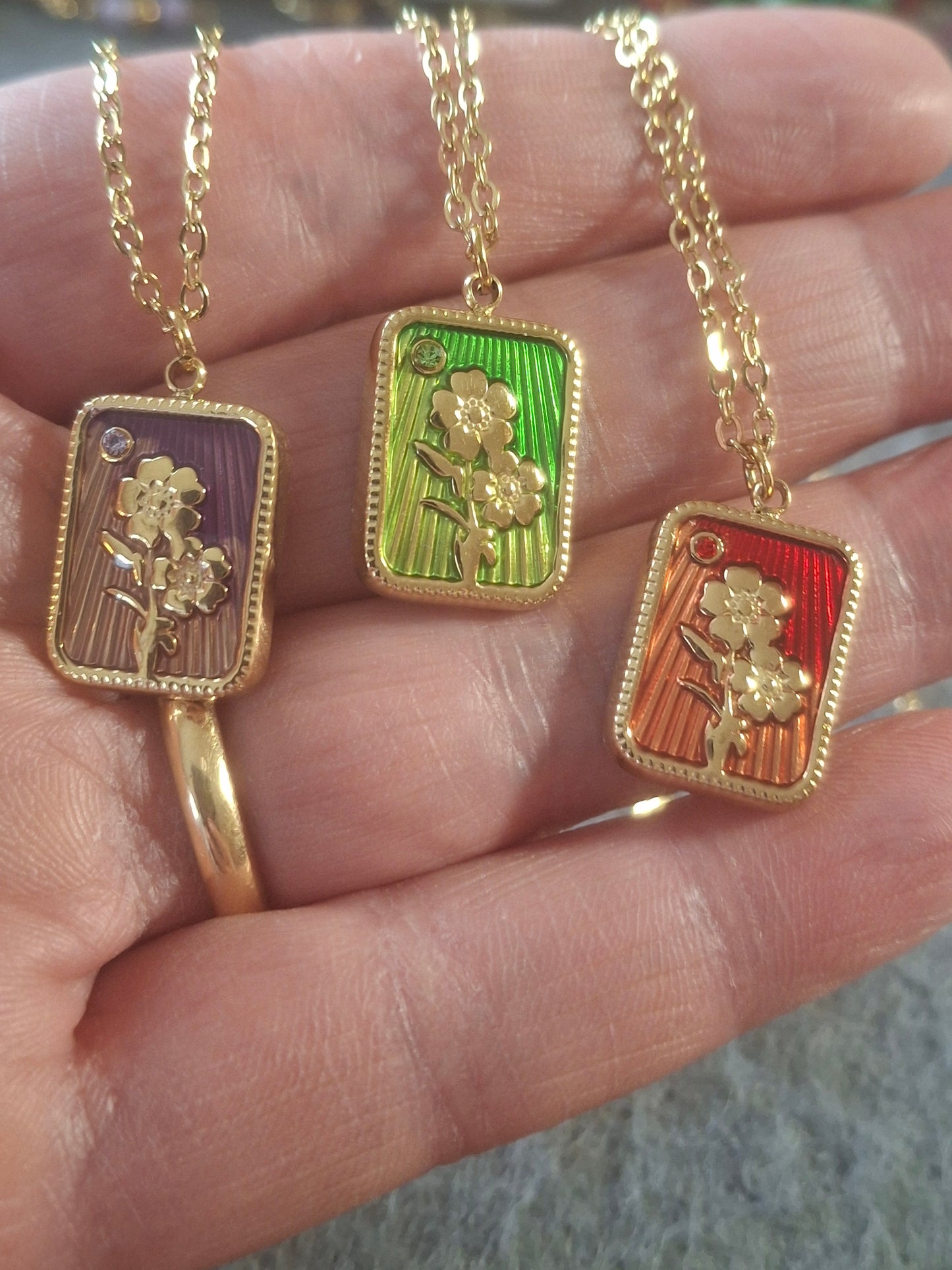 Collier chaîne dorée acier inoxydable stainless steel 316 pendentif stainless steel motif myosotis et email coloré