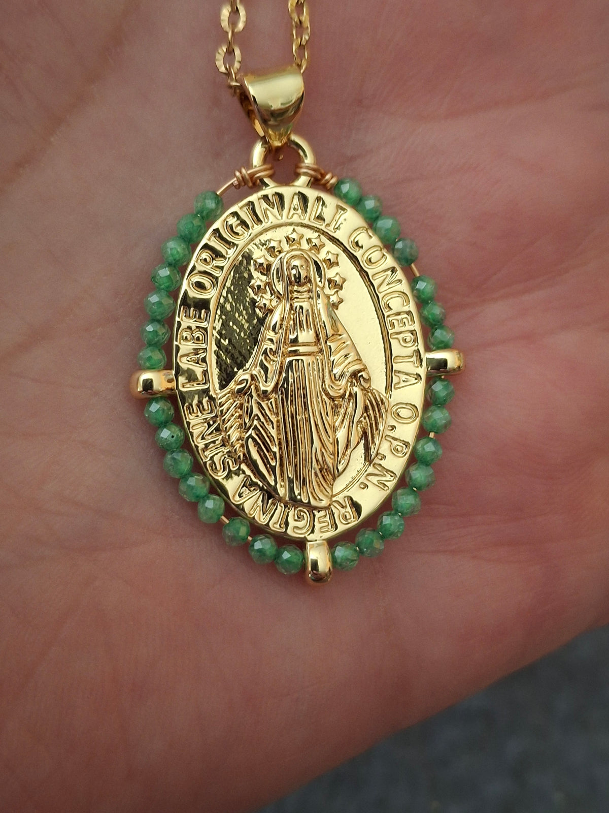 Collier chaîne acier inoxydable striée stainless steel 316 et pendentif médaille madone, vierge miraculeuse et perles en cuivre plaqué or 18K