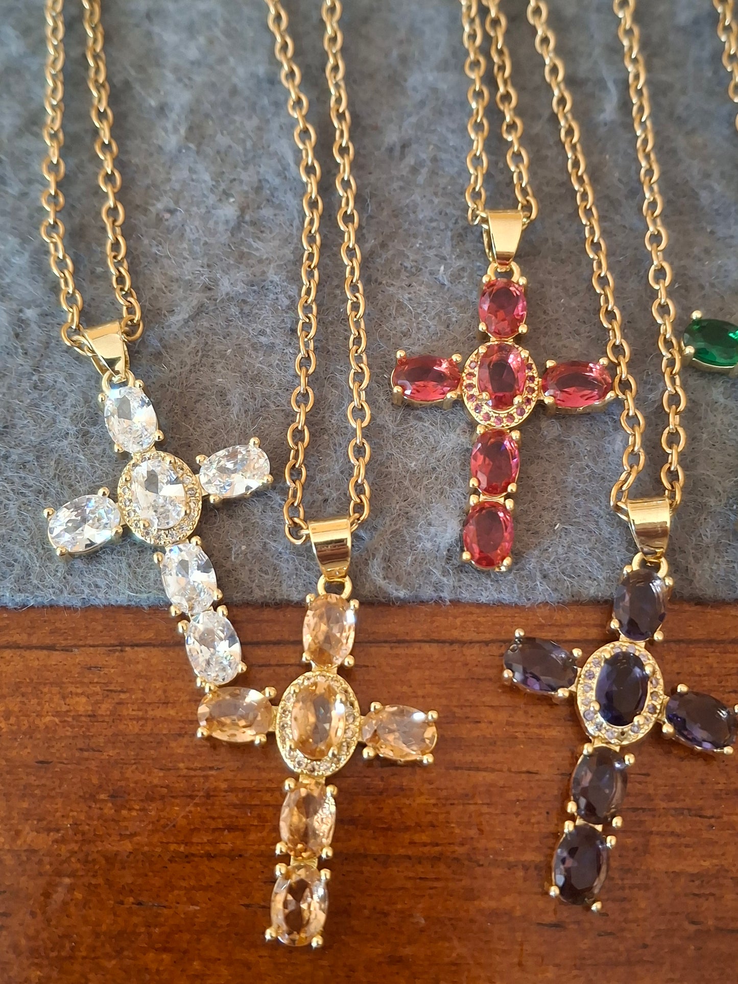Goldene Halskette aus 316er Edelstahl und 18K vergoldetem Kreuz mit Kristall- und AAA-Zirkonia-Besatz