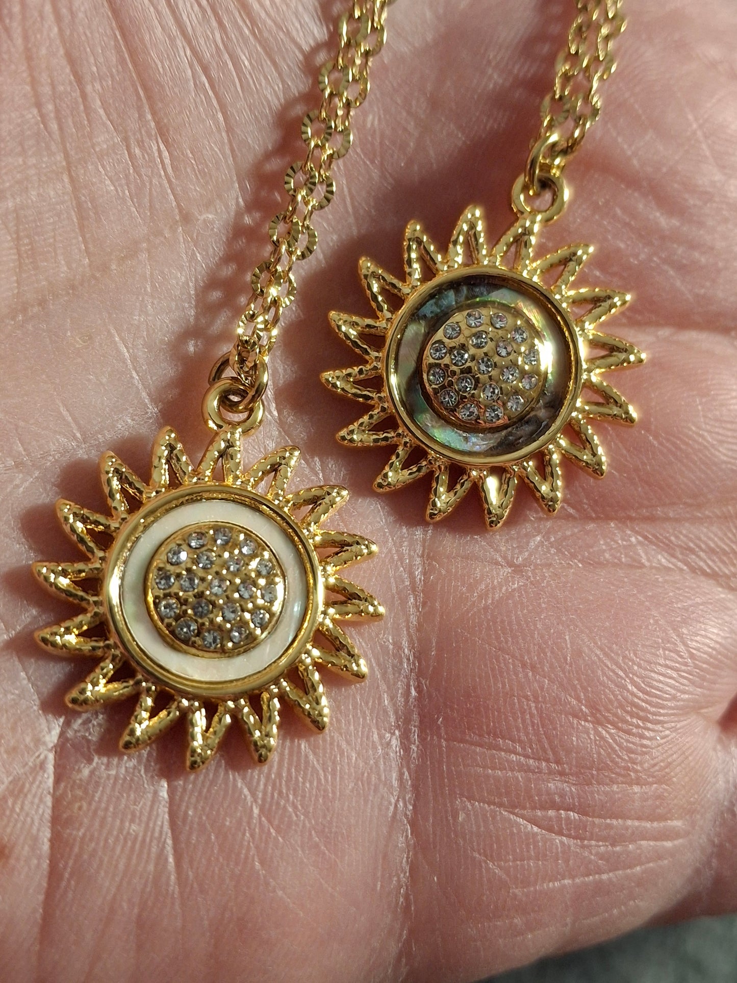 Collier chaîne dorée acier inoxydable stainless steel 316 pendentif soleil stainless steel 316 serti zirconium