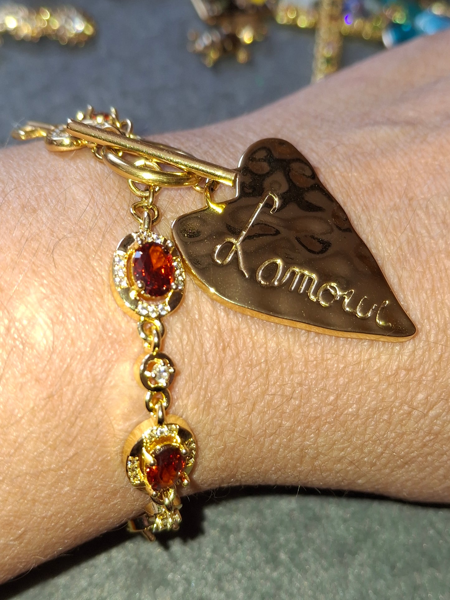 Bracelet maille gourmette stainless steel serti cristal rouge/ orange, grand cœur et clef stainless steel 316 fermoir toggle handmade