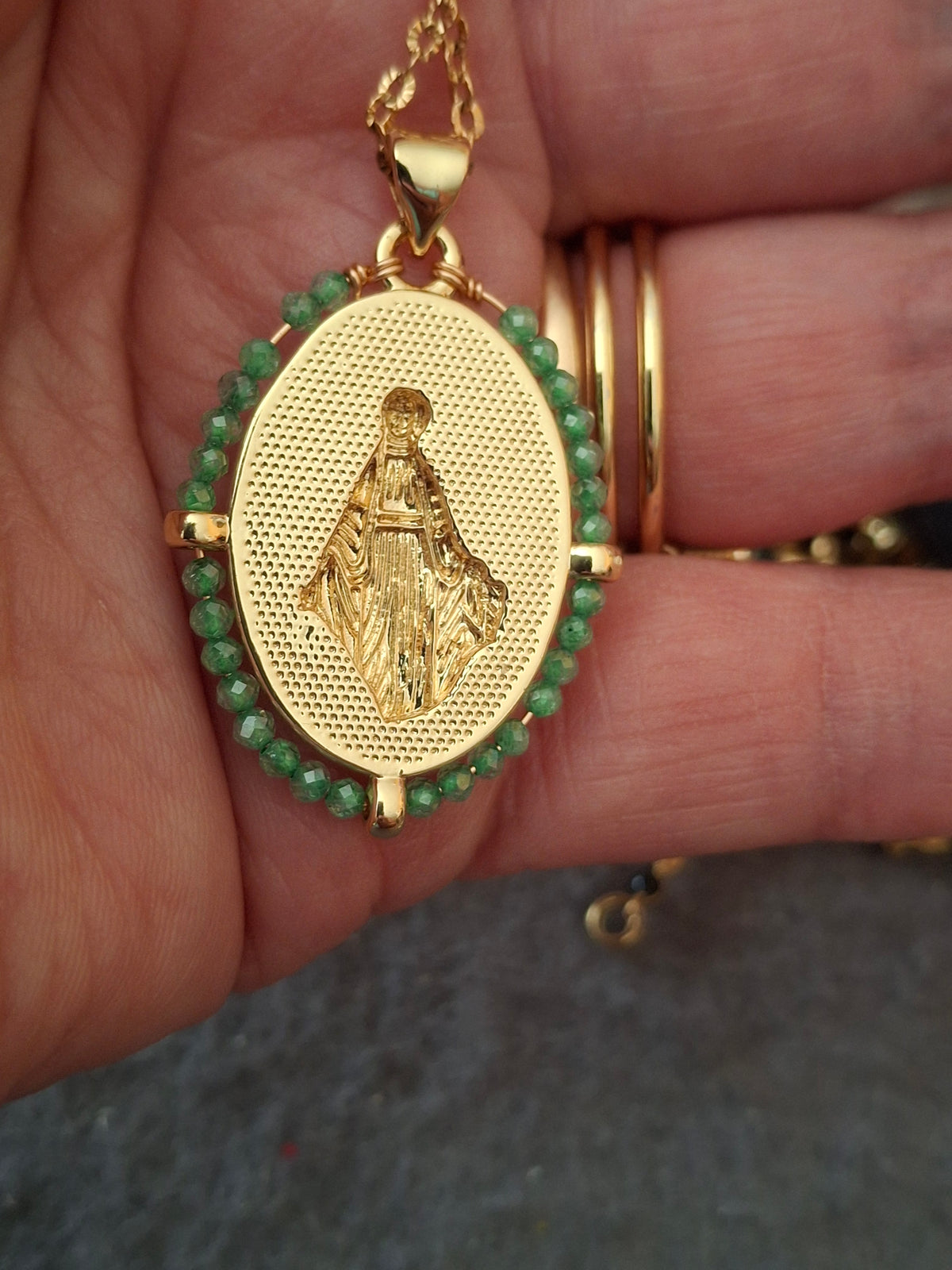 Collier chaîne acier inoxydable striée stainless steel 316 et pendentif médaille madone, vierge miraculeuse et perles en cuivre plaqué or 18K