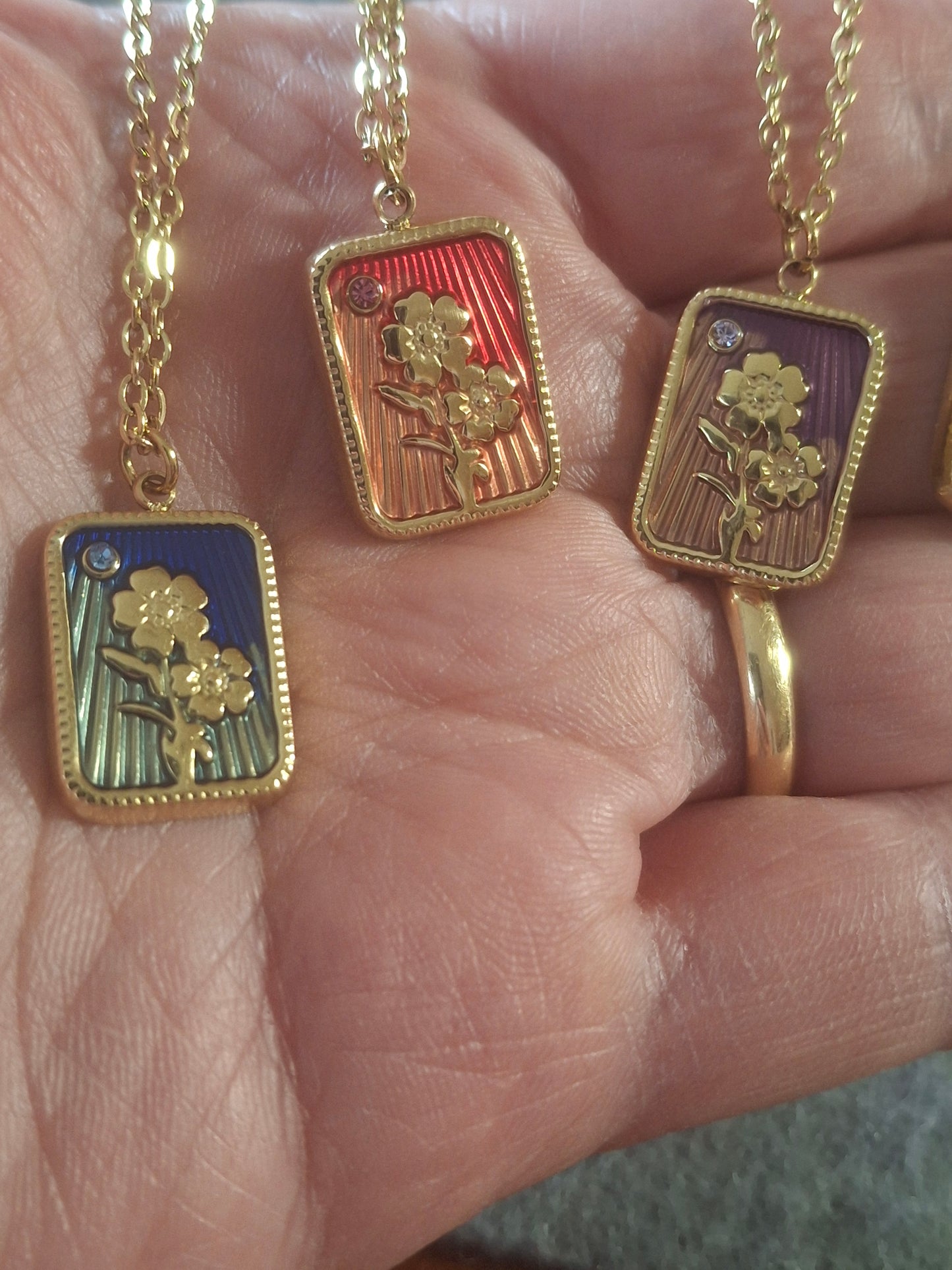 Collier chaîne dorée acier inoxydable stainless steel 316 pendentif stainless steel motif myosotis et email coloré