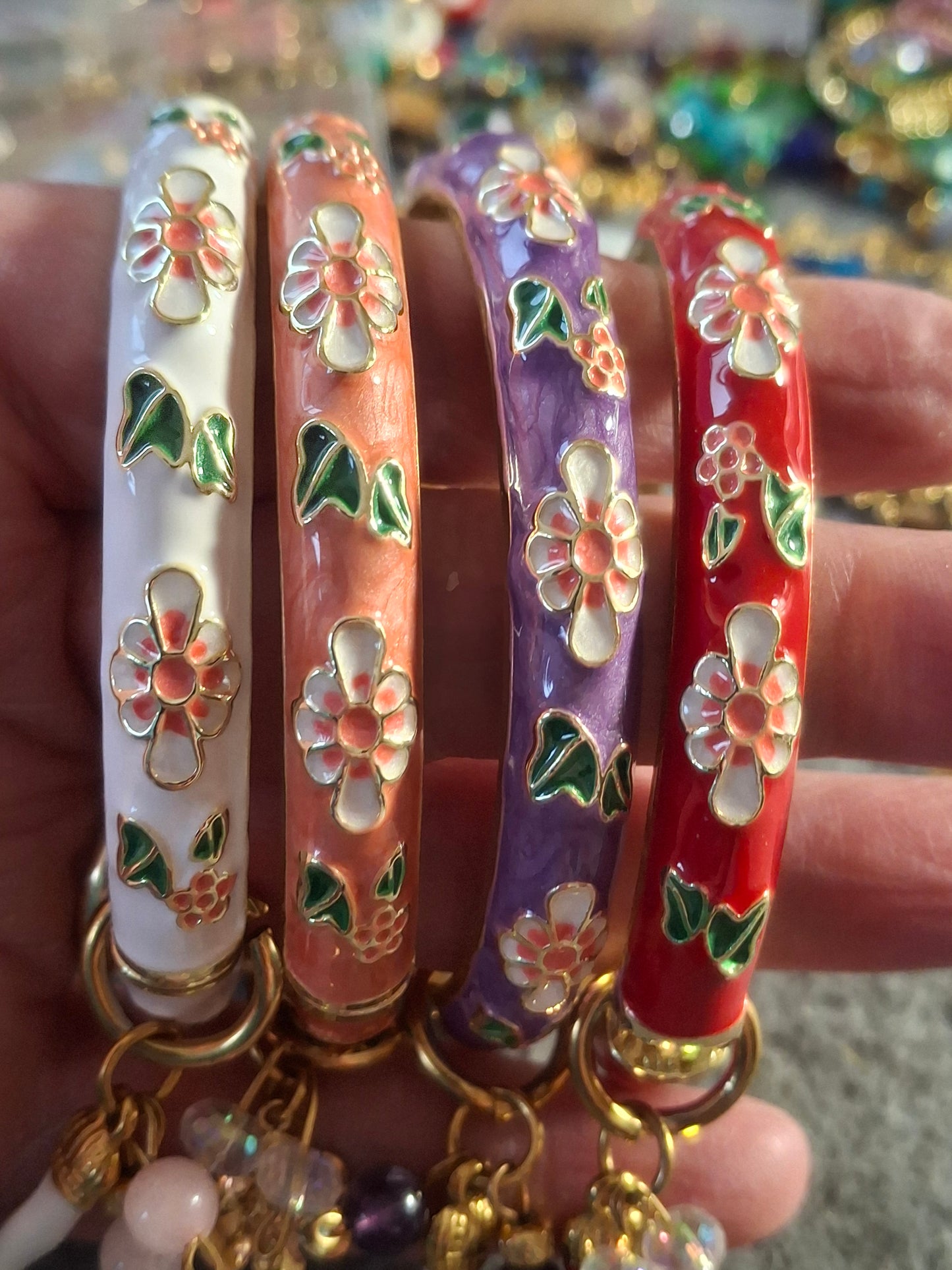 Joli jonc rigide à ressort en email cloisonné et breloques