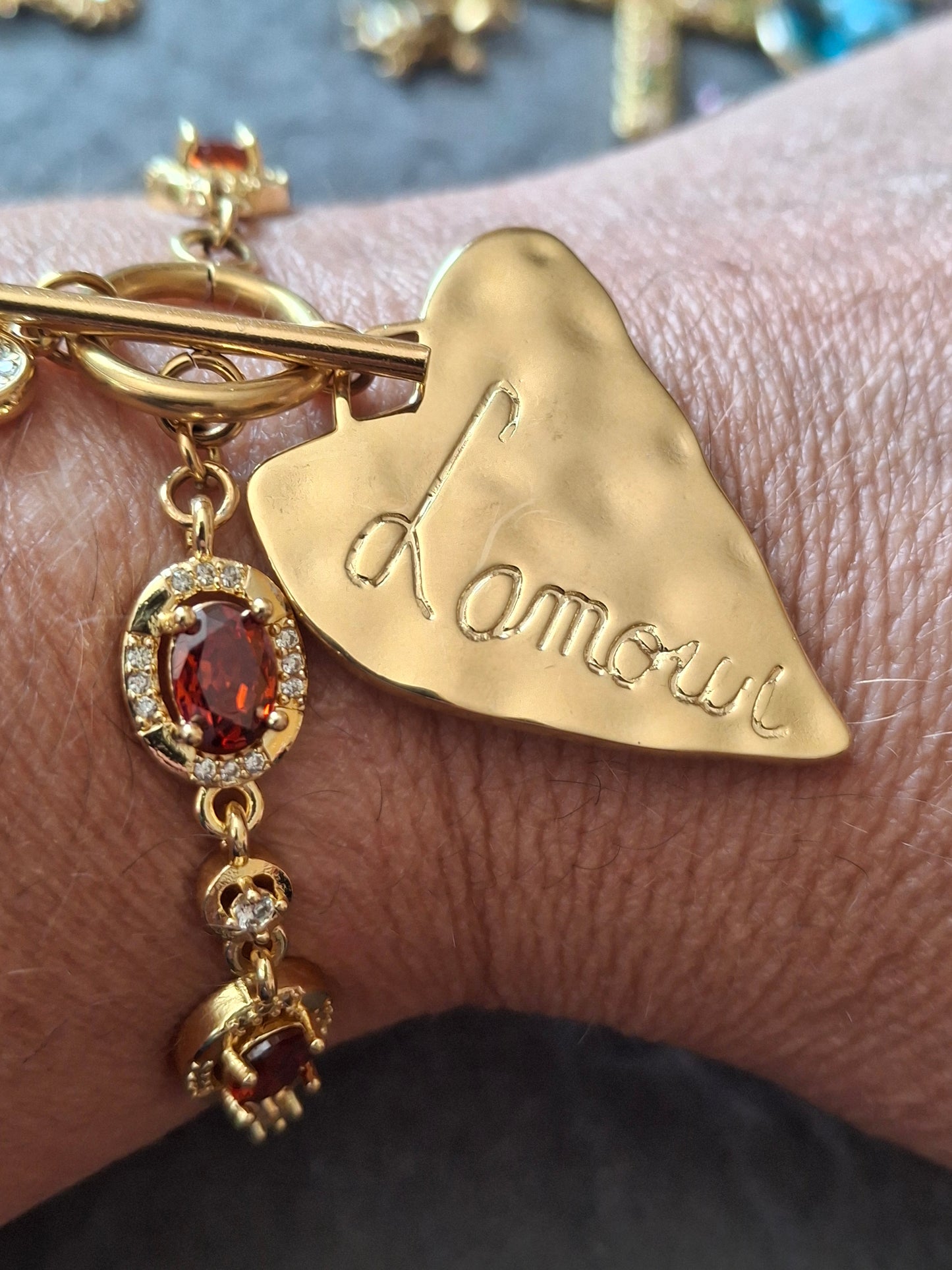 Bracelet maille gourmette stainless steel serti cristal rouge/ orange, grand cœur et clef stainless steel 316 fermoir toggle handmade
