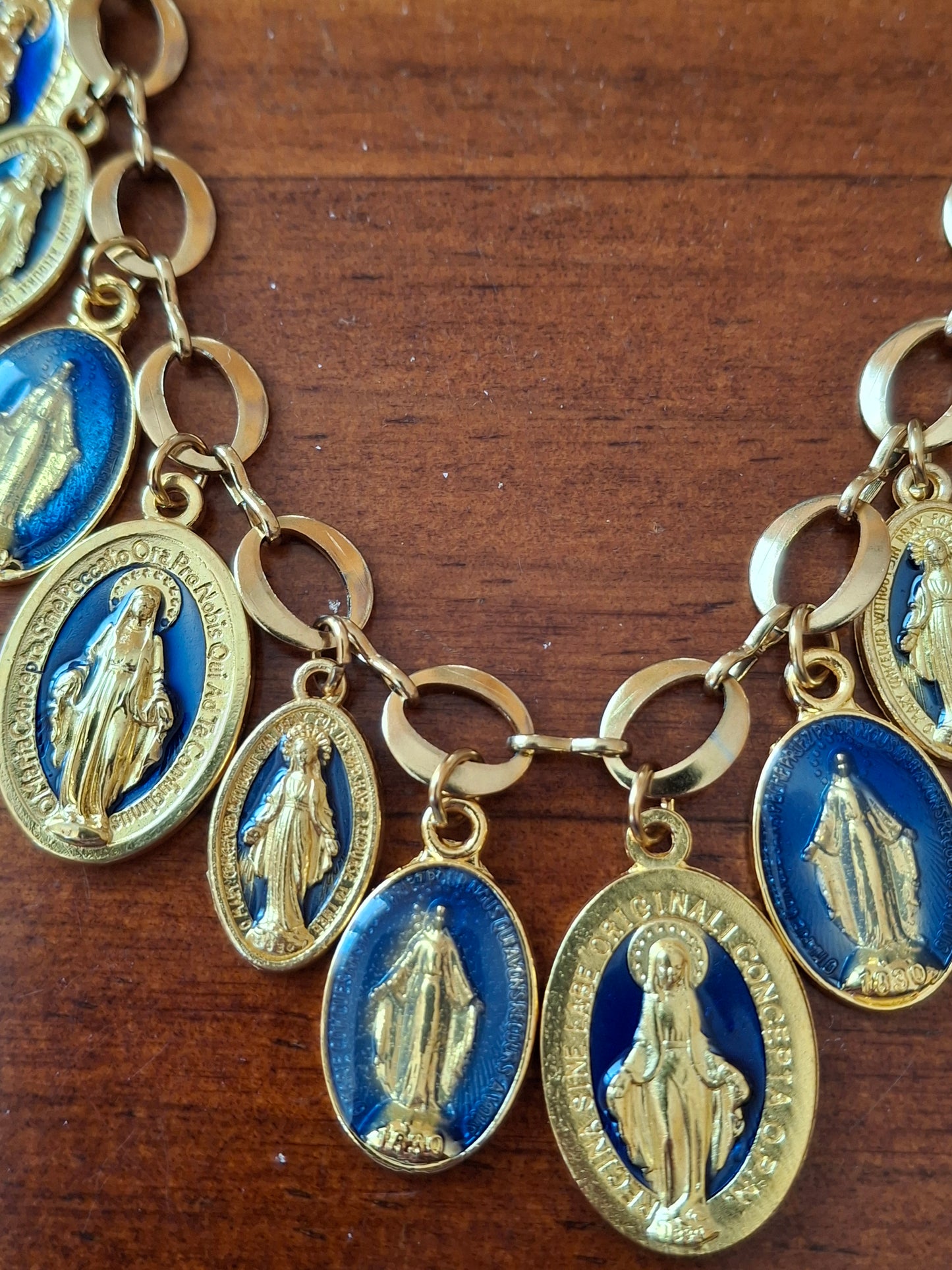 Collier chaîne dorée acier inoxydable stainless steel 316 et breloques madone handmade