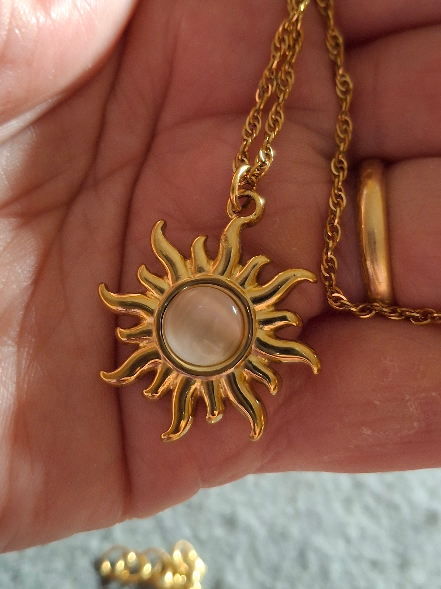 Kette mit gedrehter Kette aus Edelstahl 316, Sonnen- oder ovaler Anhänger aus Edelstahl 316 und Mondstein