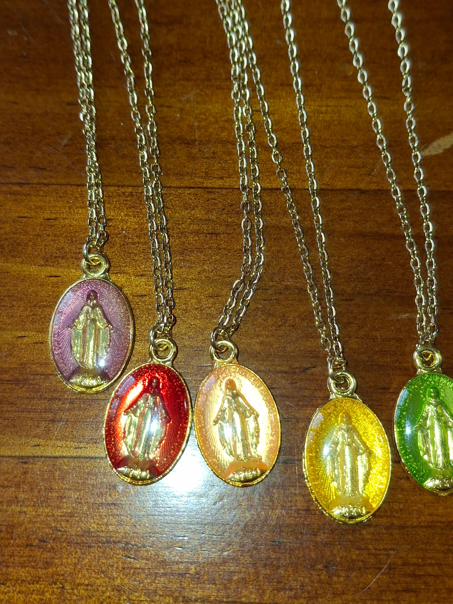 Halskette aus vergoldetem Edelstahl 316, Anhänger mit Madonnenmotiv aus Kupfer und vergoldet mit Feingold-Emaille.