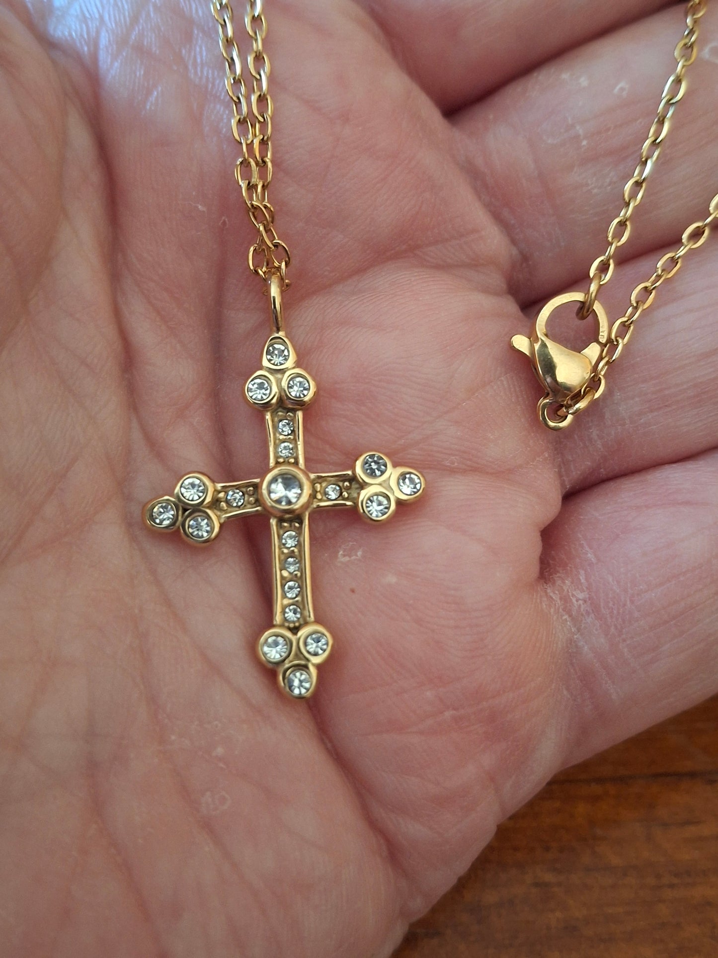 Collier chaîne dorée acier inoxydable stainless steel 316 et croix stainless steel 316