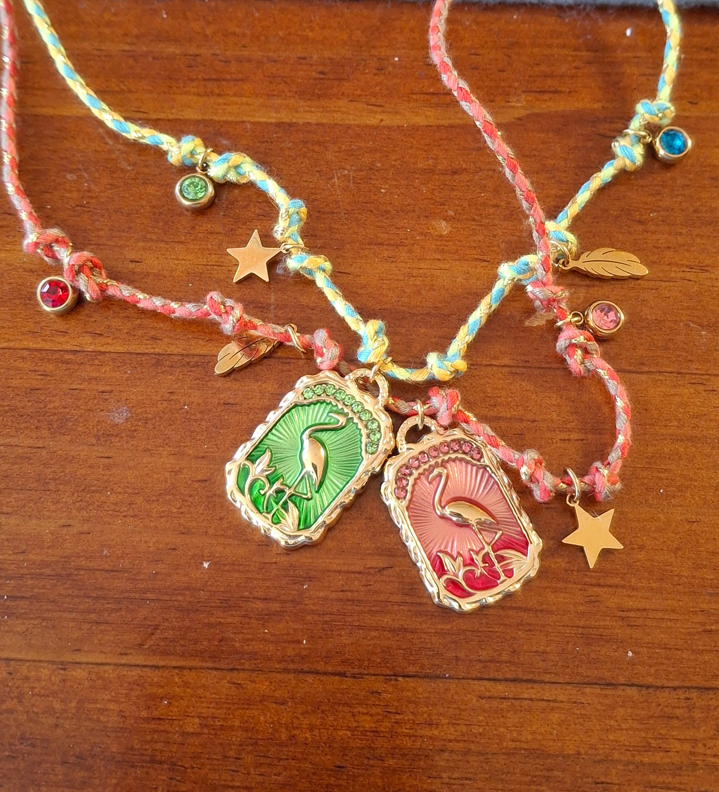 Handgefertigte verstellbare Halskette aus geflochtener Kordel mit Anhängern aus 316er Edelstahl