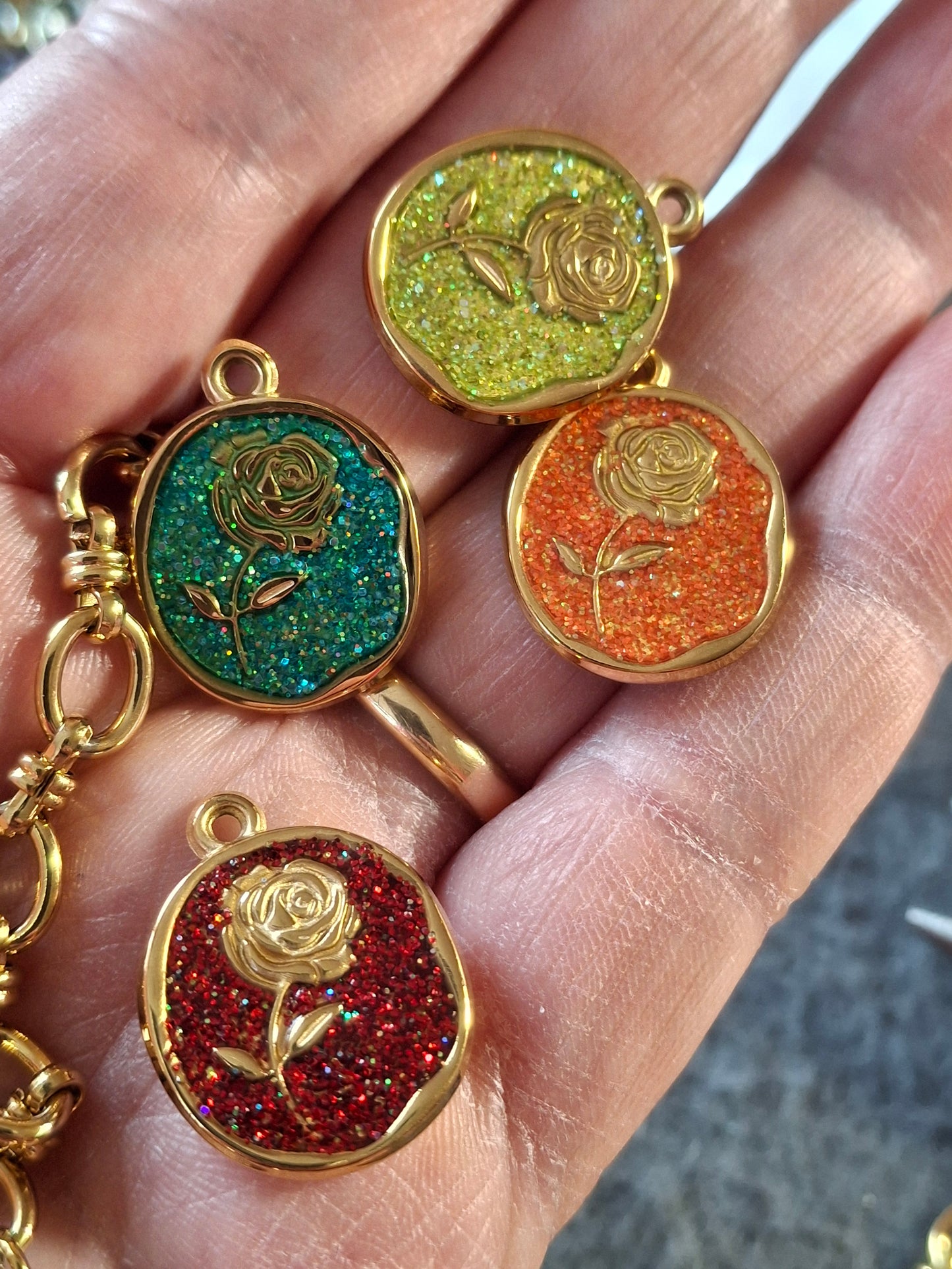 Bracelet chaîne maille gourmette stainless steel 316 ,médaille stainless steel 316 et email coloré motif rose sur mesure