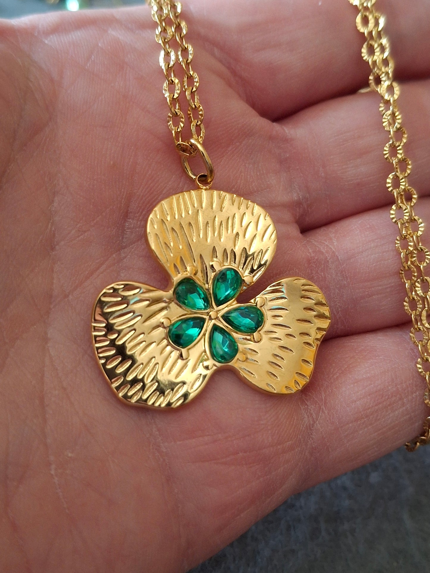 Collier chaîne dorée acier inoxydable stainless steel 316 ,pendentif fleur stainless steel 316 poli