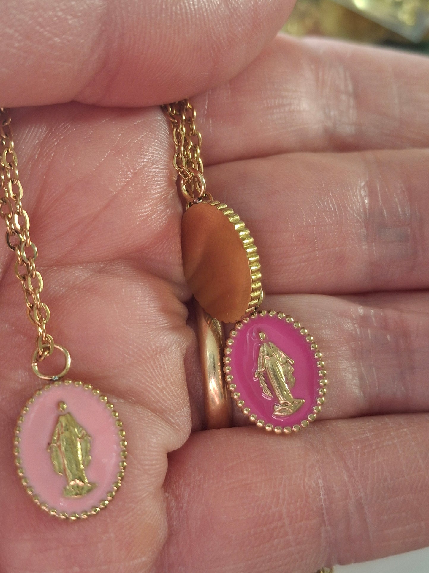 Stainless steel 316 chain necklace with gold-plated stainless steel 316 Madonna pendant