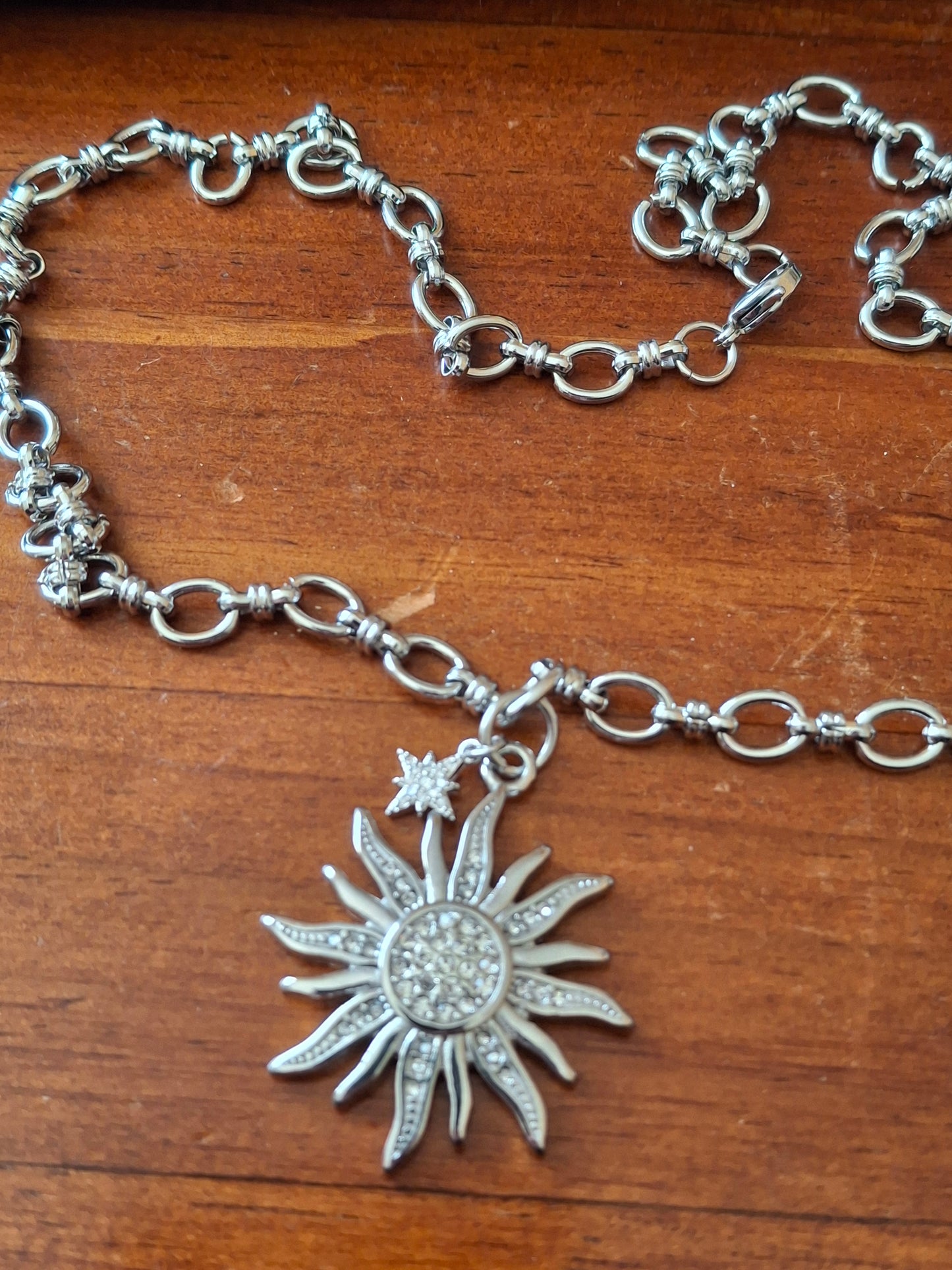 Sehr schöne Halskette, silberne Gliederkette, Edelstahl 316, großer polierter Sonnenanhänger aus Edelstahl 316