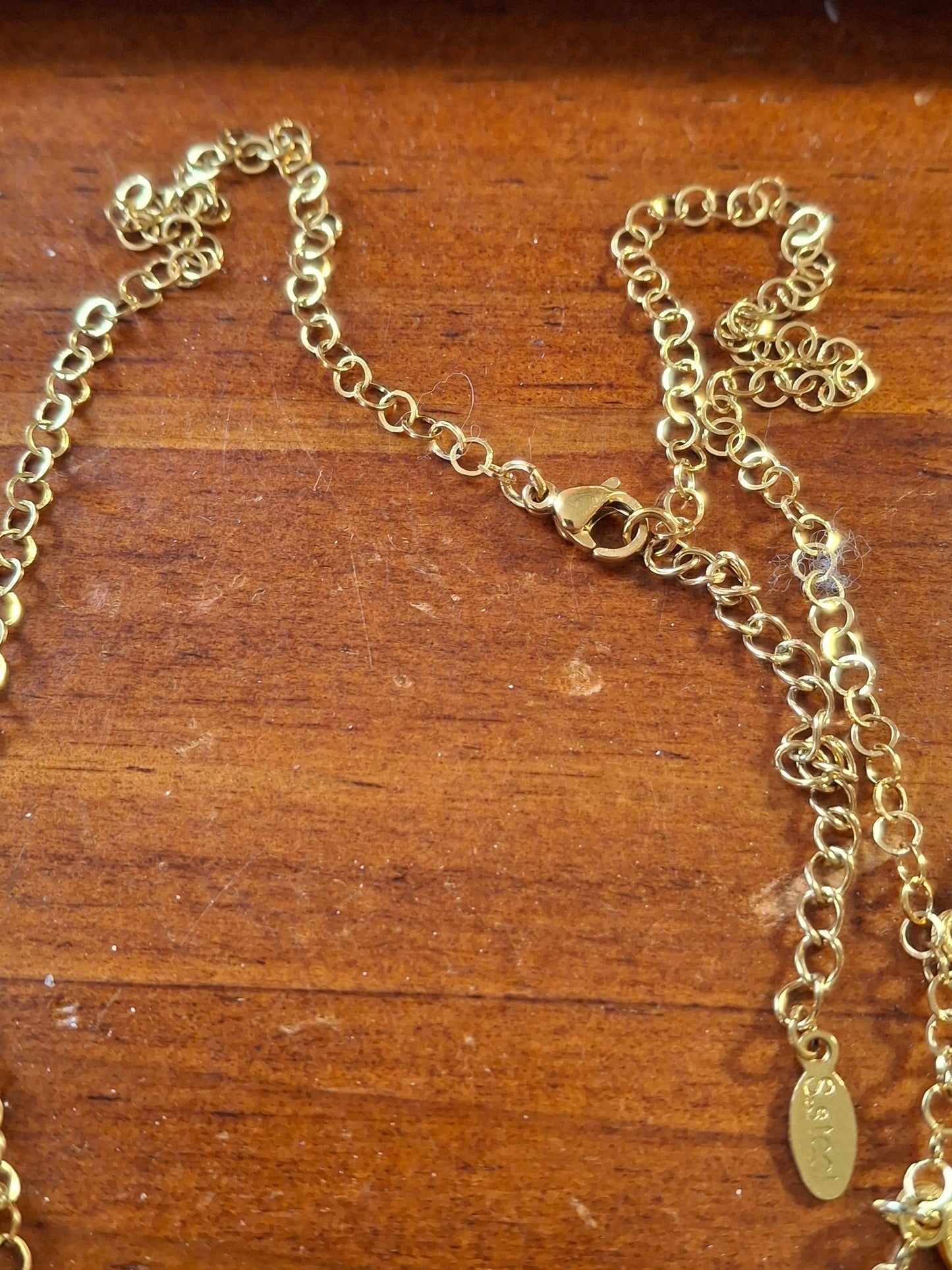 Collier chaîne dorée acier inoxydable rolo plaqué or et breloques madone handmade