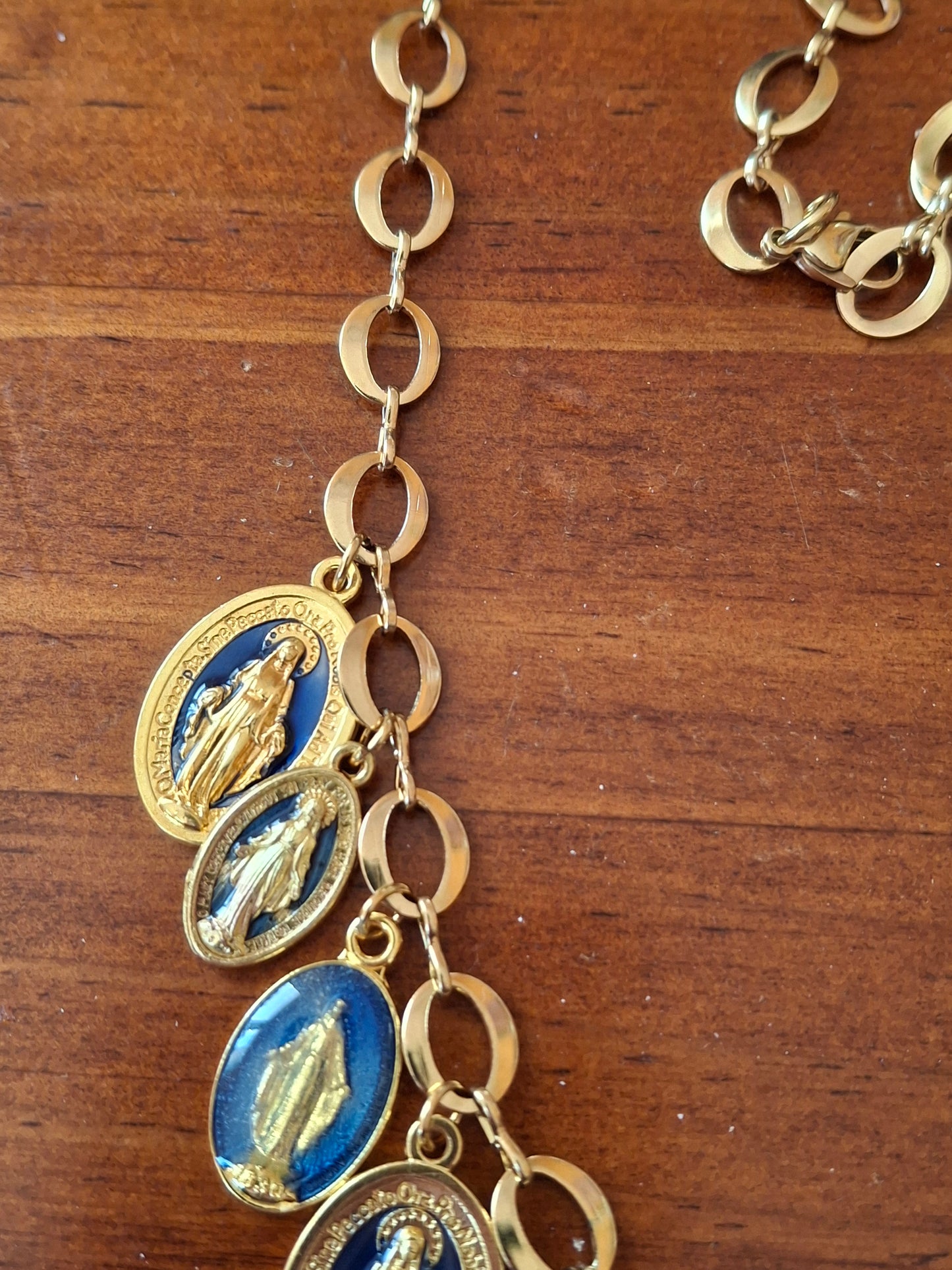 Collier chaîne dorée acier inoxydable stainless steel 316 et breloques madone handmade