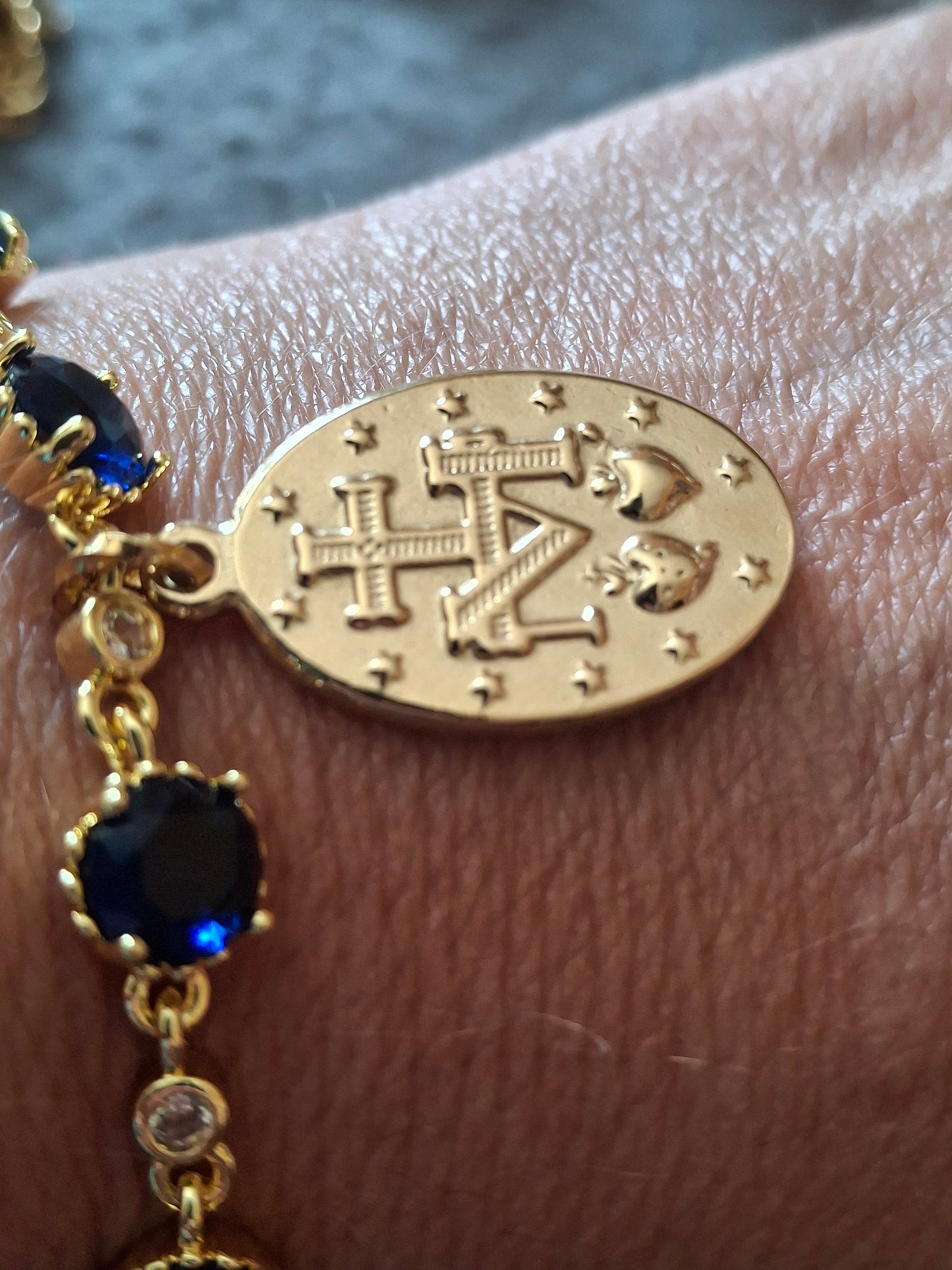 Bracelet chaîne en laiton doré plaqué or 18K sertie cristal bleu marine et grande médaille madone stainless steel 316 poli handmade