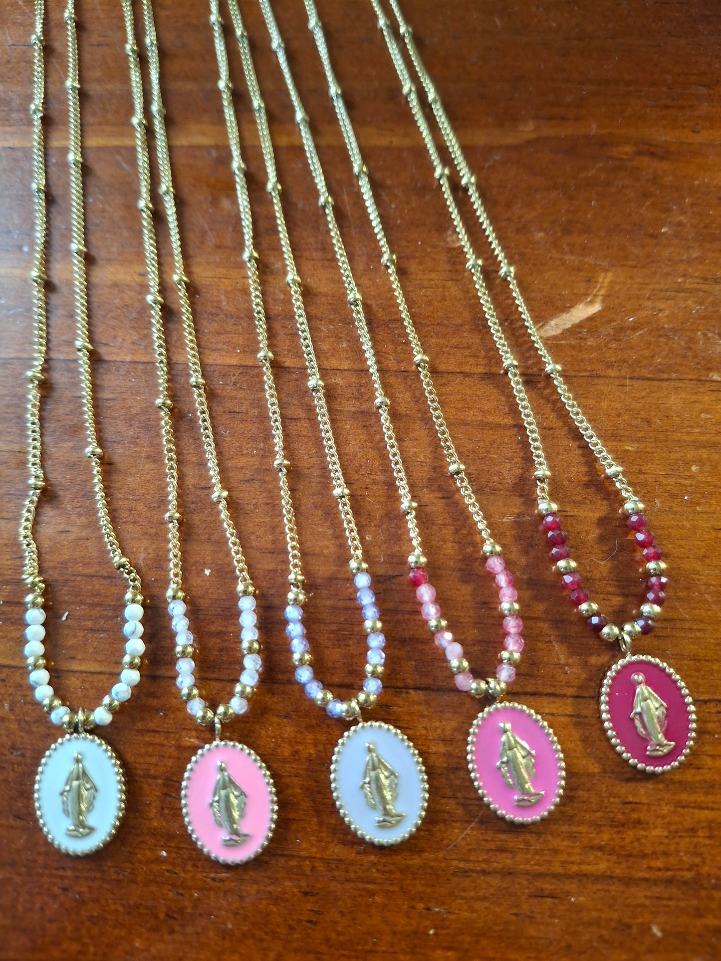 Gold-plated stainless steel 316 chain necklace with pearls and a stainless steel 316 Madonna pendant.