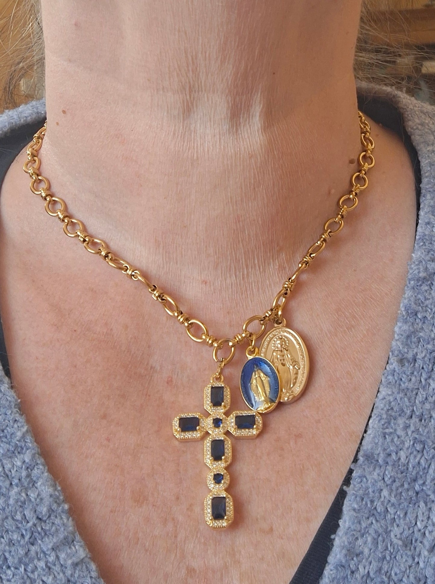 Collier chaîne acier inoxydable stainless steel 316 grand croix baroque plaqué or 18K serti cristal et zirconium AAA, madone