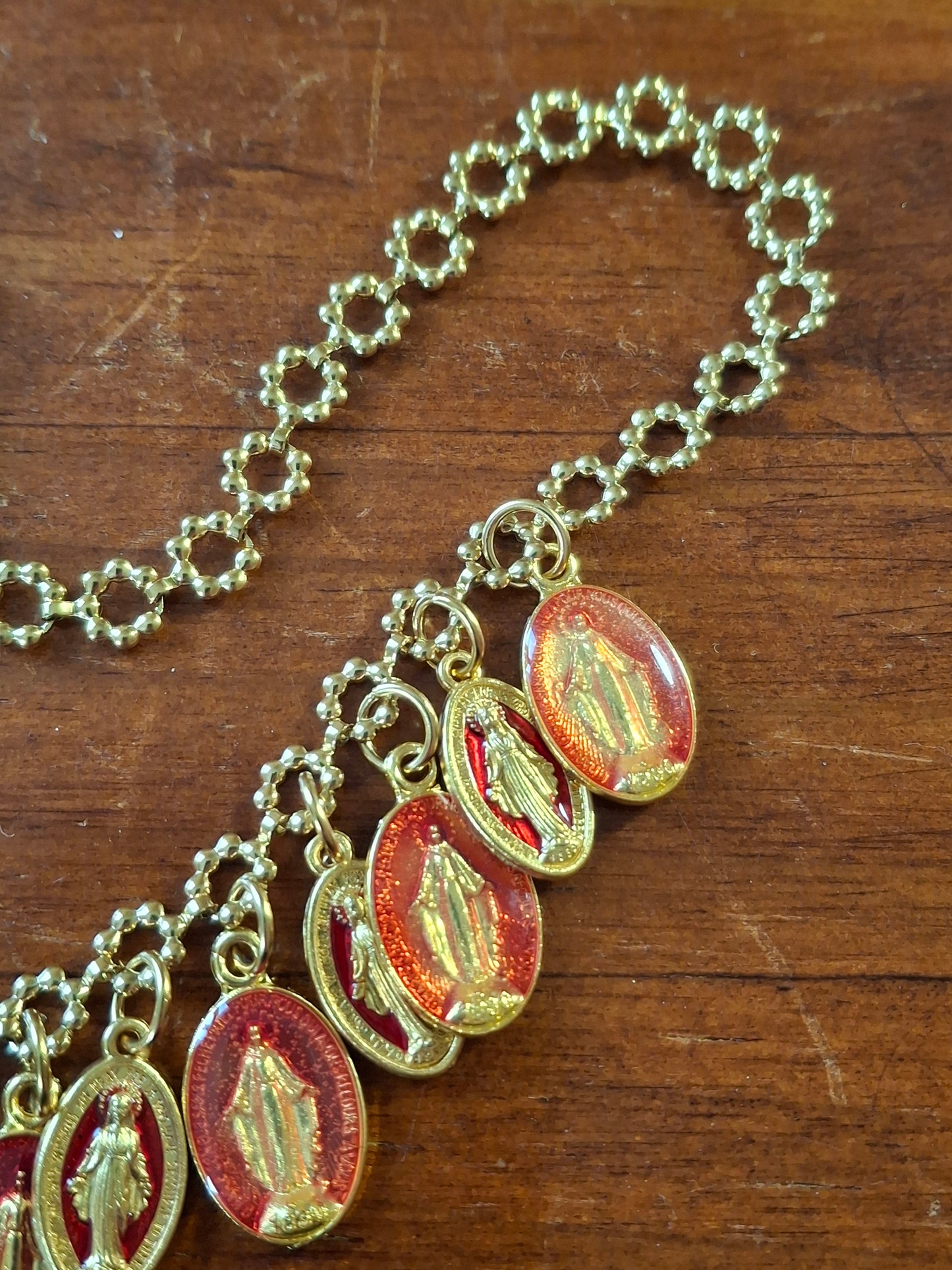 Collier chaîne dorée acier inoxydable stainless steel et breloques madone handmade réglable ajustable