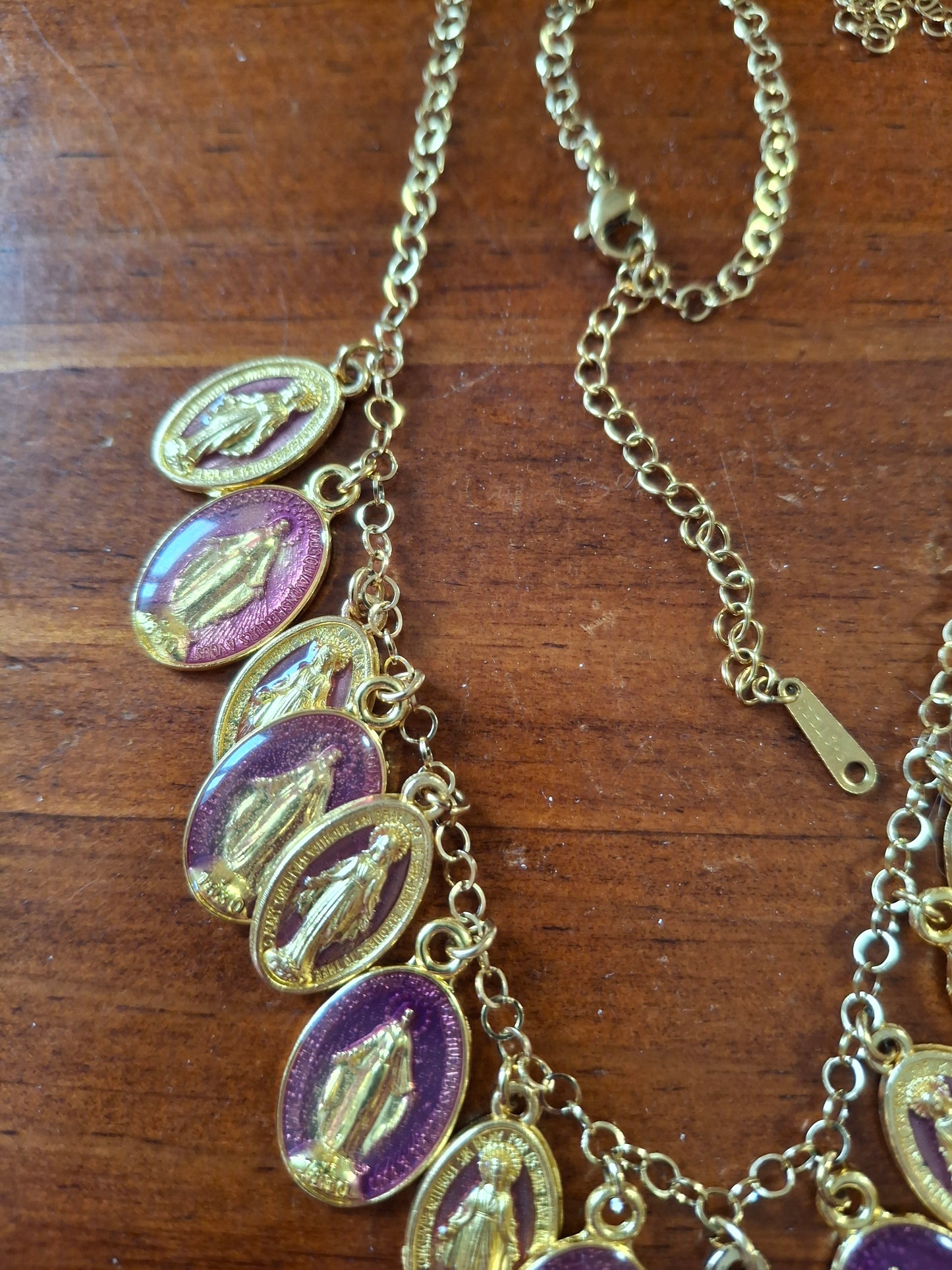 Collier chaîne rolo acier inoxydable stainless steel plaqué or 18K breloques madone handmade réglable