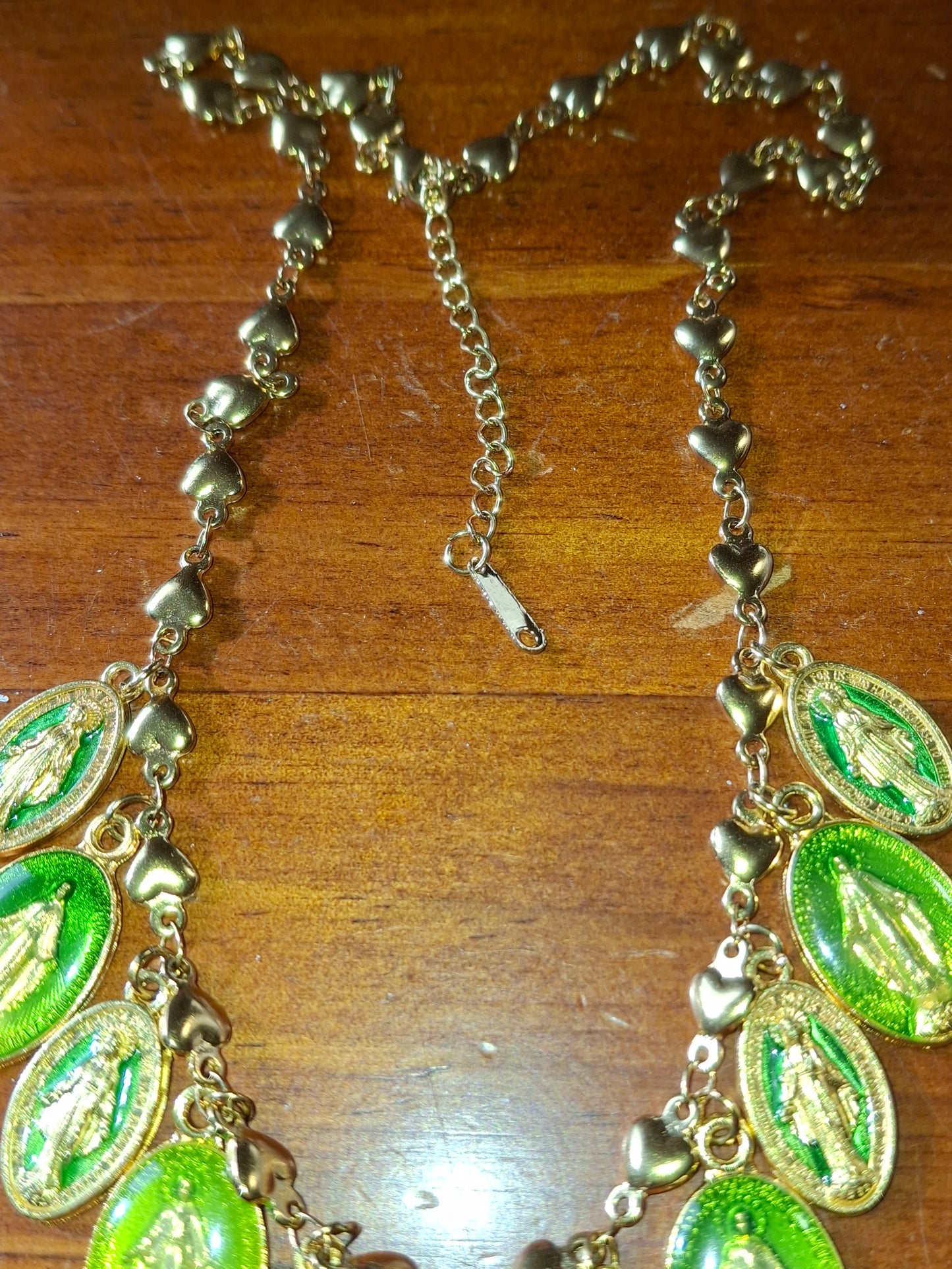 Collier chaîne dorée acier inoxydable stainless steel motif fleur breloques madone handmade réglable