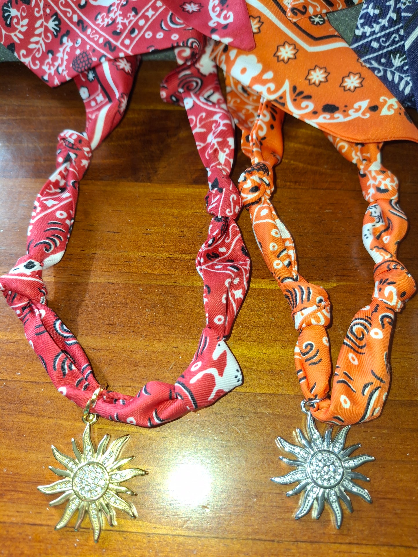 Halskette, Halstuch, Bandana zum Knoten, Anhänger Sonne, polierter Edelstahl 316, Zirkonia-Besatz, handgefertigt